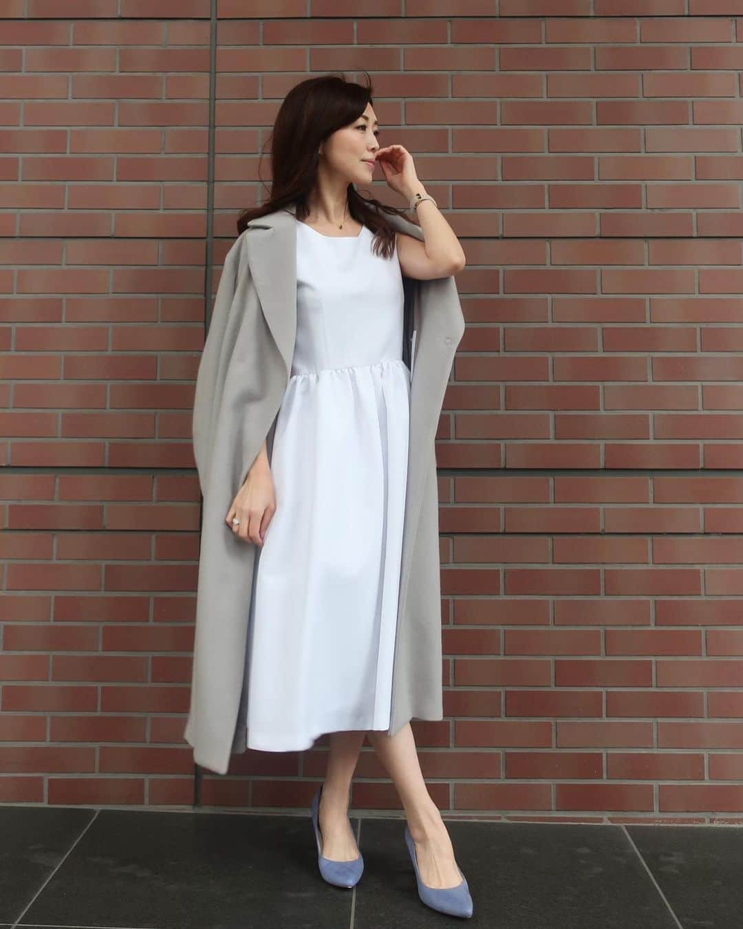 ImotoEtsuyo さんのインスタグラム写真 - (ImotoEtsuyo Instagram)「オーダーしていた エルーラの　@elura_official  スペリオルダブルカラーコートが 届きました。 ・ ・  ロング丈と大きめの衿が リュクスな雰囲気を つくってくれる一枚。 ・ サッと羽織るように着たり ウエストをベルトで結んで着たり 雰囲気が変わって楽しめそう。 ・ ・ #picture  2,3,4は羽織ってみました。  ・ ・ 程よいゆとりがあるので インナーにも悩まないの。 大きめの衿で小顔効果もあるような^_^  このお色はライトグレー♩ 他に ブラック、レッド、ベージュもありました。 ・ ・ ・ 「.st」のオンラインストアで購入出来ます🎵 ・  ・ #elura  #エルーラ #大人の悩みに効くコーデ  #elura2020fw  #コート #コートコーデ #秋冬コーデ  #ライトグレー  #fashion  #style  #cordinate  #ootd #outfit  #シンプルコーデ  #キレイめコーデ  #きれいめコーデ  #大人カジュアル  #大人カジュアルコーデ  #大人可愛い  #アラフィフ  @elura_official」10月14日 6時49分 - bisuhada