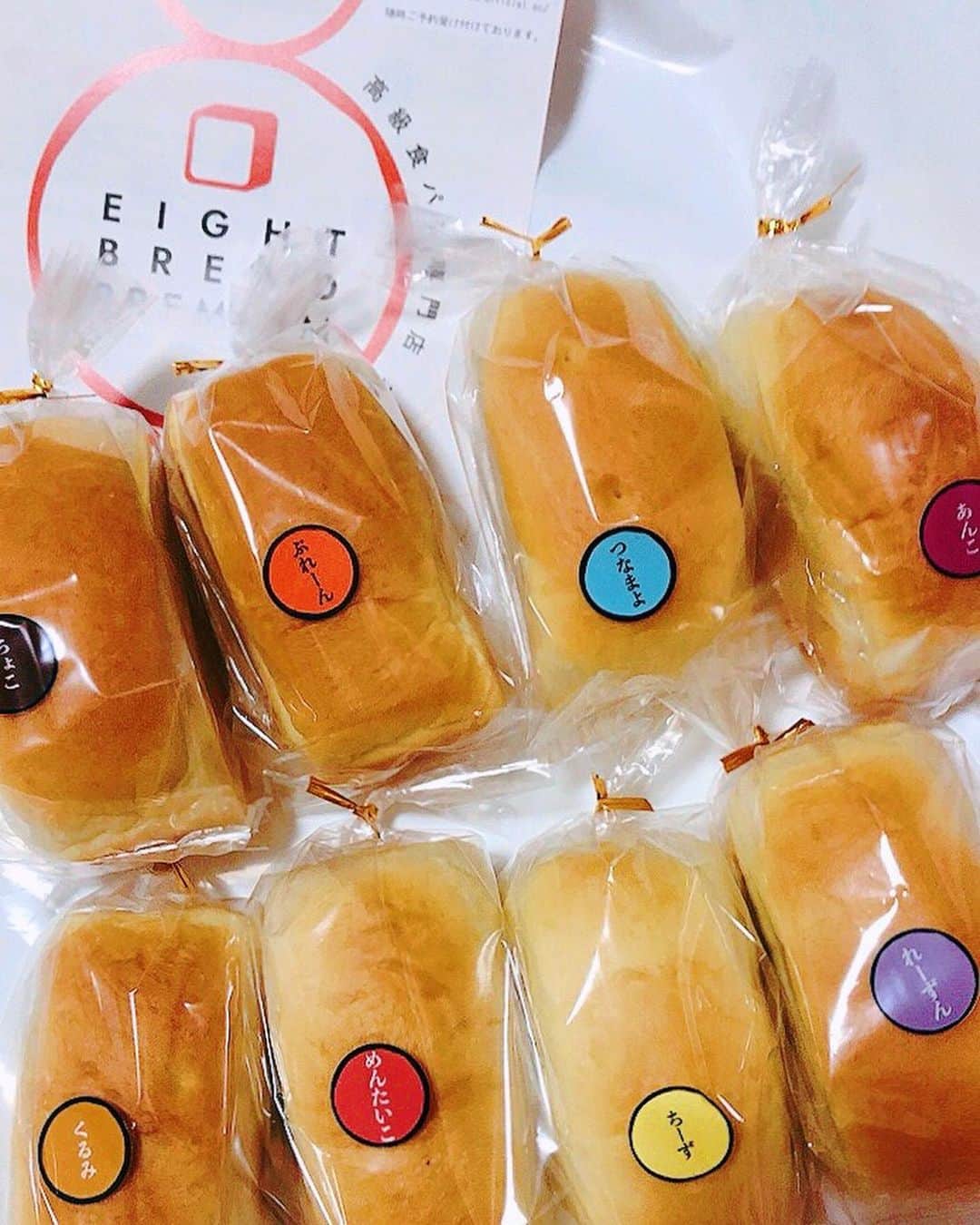 マキさんのインスタグラム写真 - (マキInstagram)「おはようございます🌞 . 今朝は大阪ですごく人気がある食パン🍞 高級食パン専門店エイトで、朝食😊 . @eight_bread_premium  . 天神橋筋六丁目を降りてすぐにあるお店で、食パン🍞とミニ食パンがたくさんあるよ！ . ミニ食パンは中に色々入っていて、かなりモチモチで、食べ応えがあるから、 一個でかなりお腹いっぱいになります‼️ . 噂に聞いてた通り、噛めば噛むほど甘さが出て、もちもちで美味しい♥️ . また、大阪に行ったら買ってきてと お願いされちゃいました😆 . 今日も笑顔で素敵な一日を😊 . いつもいいね👍コメント📝 ありがとうございます♥️ . .  #高級食パン専門店エイト #EIGHTBREADPREMIUM#食パン #天神橋筋六丁目#オシャレ#大阪グルメ #関西グルメ#関西パン屋巡り#パン活 #パン屋巡り#パン好きな人と繋がりたい #極美ナチュラル食パン#インスタ映えスイーツ#お土産#プレゼントにも#アラフィフ#アラフィフコーデ#朝食#おやつ #コーヒー好き#パン好き#笑顔#感謝#ありがとう」10月14日 6時55分 - maki_s0205
