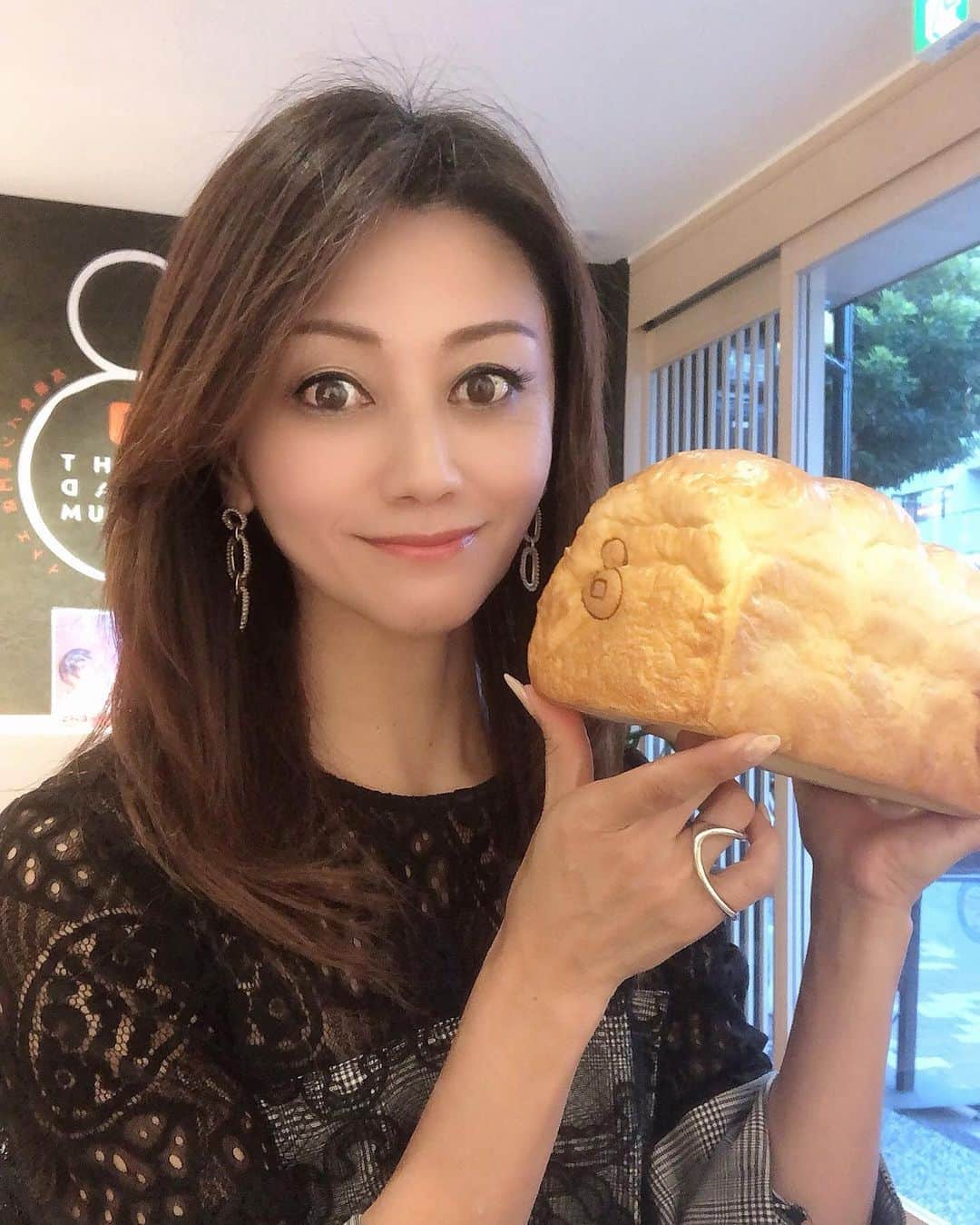 マキさんのインスタグラム写真 - (マキInstagram)「おはようございます🌞 . 今朝は大阪ですごく人気がある食パン🍞 高級食パン専門店エイトで、朝食😊 . @eight_bread_premium  . 天神橋筋六丁目を降りてすぐにあるお店で、食パン🍞とミニ食パンがたくさんあるよ！ . ミニ食パンは中に色々入っていて、かなりモチモチで、食べ応えがあるから、 一個でかなりお腹いっぱいになります‼️ . 噂に聞いてた通り、噛めば噛むほど甘さが出て、もちもちで美味しい♥️ . また、大阪に行ったら買ってきてと お願いされちゃいました😆 . 今日も笑顔で素敵な一日を😊 . いつもいいね👍コメント📝 ありがとうございます♥️ . .  #高級食パン専門店エイト #EIGHTBREADPREMIUM#食パン #天神橋筋六丁目#オシャレ#大阪グルメ #関西グルメ#関西パン屋巡り#パン活 #パン屋巡り#パン好きな人と繋がりたい #極美ナチュラル食パン#インスタ映えスイーツ#お土産#プレゼントにも#アラフィフ#アラフィフコーデ#朝食#おやつ #コーヒー好き#パン好き#笑顔#感謝#ありがとう」10月14日 6時55分 - maki_s0205