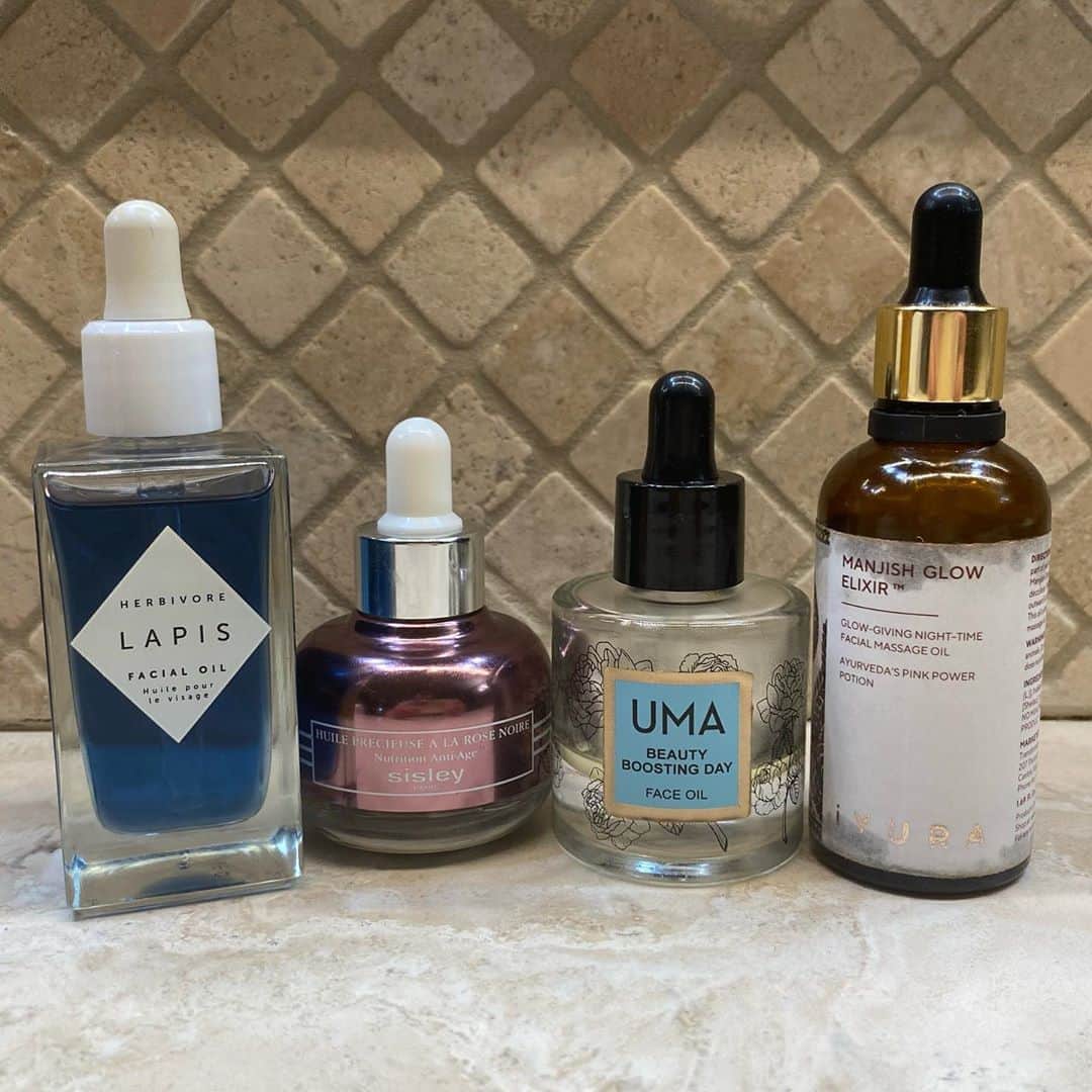 ミラ・ジョヴォヴィッチさんのインスタグラム写真 - (ミラ・ジョヴォヴィッチInstagram)「Serums and Oils!The 2 most important things I’ve used as serums are A. Vitamin C and B. Peptides. The vitamin C serums I love the most are made by @isclinical. These are very pricey but I’ve found they are incredible. I also like this serum by @biobare that is a combo of Vitamin C, B, E and Ferulic acid. All these things are powerful antioxidants and protectors from pollutants. They also combat sun damage. Another great serum for when you’re feeling extra dry during the day is from a company called @pyunkangyul. It’s very moisturizing and I use it a lot at night as well because it really seals in all the products underneath it. This stuff is a miracle. Peptide serums are amazing because they rebuild collagen in your skin. They’re like the building blocks, they repair and strengthen. They actually signal to your skin “hey we need some work done over here”. There’s different types of peptide serums and they do different stuff, so I would keep your phone handy when you’re buying them so you can quickly look up what they do. I’m constantly researching skin care ingredients. For instance I had no clue that copper peptides (which are amazing at rebuilding collagen in the skin) shouldn’t be mixed with Vitamin C. I guess the copper corrodes the Vitamin C and kind of cancels it out, so go figure. To be safe, I use the Vitamin C serum during the day and save the peptide serums for night time. Anyway look up “peptide serums” online and check it out. There’s some great articles describing them in more detail than I have the space to do here and they also  give great product suggestions!  Oils. Oils are my favorite. They’re amazing because I will use them instead of a moisturizer. The @umaoils beauty boosting day oil is wonderful. It absorbs into the skin locking in all the good serums you’ve just put on. I also love @herbivorebotanicals lapis oil. It has Azulene in it which gives it that gorgeous blue color and combats redness. The Oil that has changed my life is the Manjish Glow Elixir. It’s so amazing you guys by @theayurvedaexperience. #millaskin」10月14日 7時05分 - millajovovich