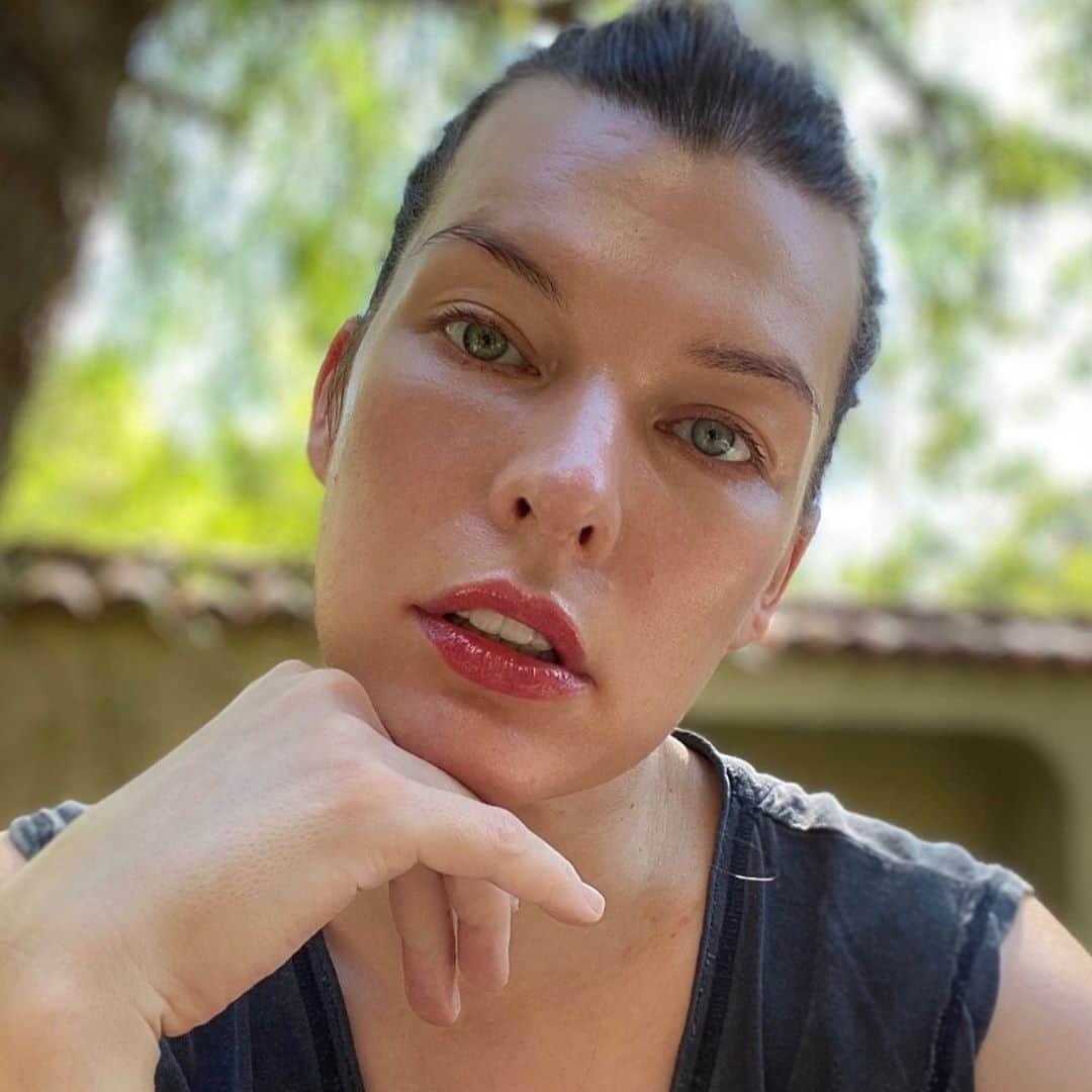 のインスタグラム：「Serums and Oils!The 2 most important things I’ve used as serums are A. Vitamin C and B. Peptides. The vitamin C serums I love the most are made by @isclinical. These are very pricey but I’ve found they are incredible. I also like this serum by @biobare that is a combo of Vitamin C, B, E and Ferulic acid. All these things are powerful antioxidants and protectors from pollutants. They also combat sun damage. Another great serum for when you’re feeling extra dry during the day is from a company called @pyunkangyul. It’s very moisturizing and I use it a lot at night as well because it really seals in all the products underneath it. This stuff is a miracle. Peptide serums are amazing because they rebuild collagen in your skin. They’re like the building blocks, they repair and strengthen. They actually signal to your skin “hey we need some work done over here”. There’s different types of peptide serums and they do different stuff, so I would keep your phone handy when you’re buying them so you can quickly look up what they do. I’m constantly researching skin care ingredients. For instance I had no clue that copper peptides (which are amazing at rebuilding collagen in the skin) shouldn’t be mixed with Vitamin C. I guess the copper corrodes the Vitamin C and kind of cancels it out, so go figure. To be safe, I use the Vitamin C serum during the day and save the peptide serums for night time. Anyway look up “peptide serums” online and check it out. There’s some great articles describing them in more detail than I have the space to do here and they also  give great product suggestions!  Oils. Oils are my favorite. They’re amazing because I will use them instead of a moisturizer. The @umaoils beauty boosting day oil is wonderful. It absorbs into the skin locking in all the good serums you’ve just put on. I also love @herbivorebotanicals lapis oil. It has Azulene in it which gives it that gorgeous blue color and combats redness. The Oil that has changed my life is the Manjish Glow Elixir. It’s so amazing you guys by @theayurvedaexperience. #millaskin」