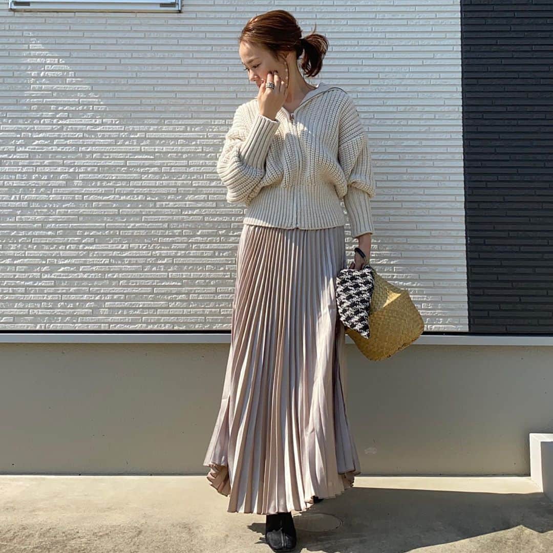 のインスタグラム：「おはよ🐔 ひっさびさにウォーキングしてスッキリ🚶‍♀️💦 ストーリーの一年前の自分がすごくて🐷 隠して隠してコーデばかりしてたな🙈 _____________________________ @kirakirashop_kg  さんのサテンプリーツスカート👗 プチプラ価格1880円送料込み👏 高見えする😍 tops／#zara bag／ @hansry.japan  pierce／#keimade ______________________________ #locari#mamagirl#大人カジュアル#ママコーデ#カジュアルコーデ#153cmコーデ#大人ファッション#アラフォーコーデ#シンプルコーデ #おちびコーデ#オトナカジュアル#大人コーデ #低身長コーデ #zaraコーデ#きれいめカジュアル#ザラジョ#大人カジュアルコーデ #プチプラコーデ #カジュアルコーデ #カジュアル#ミディアムヘア#ローポニー#秋コーデ#プリーツスカート #kirakirashop#kirakira_style」