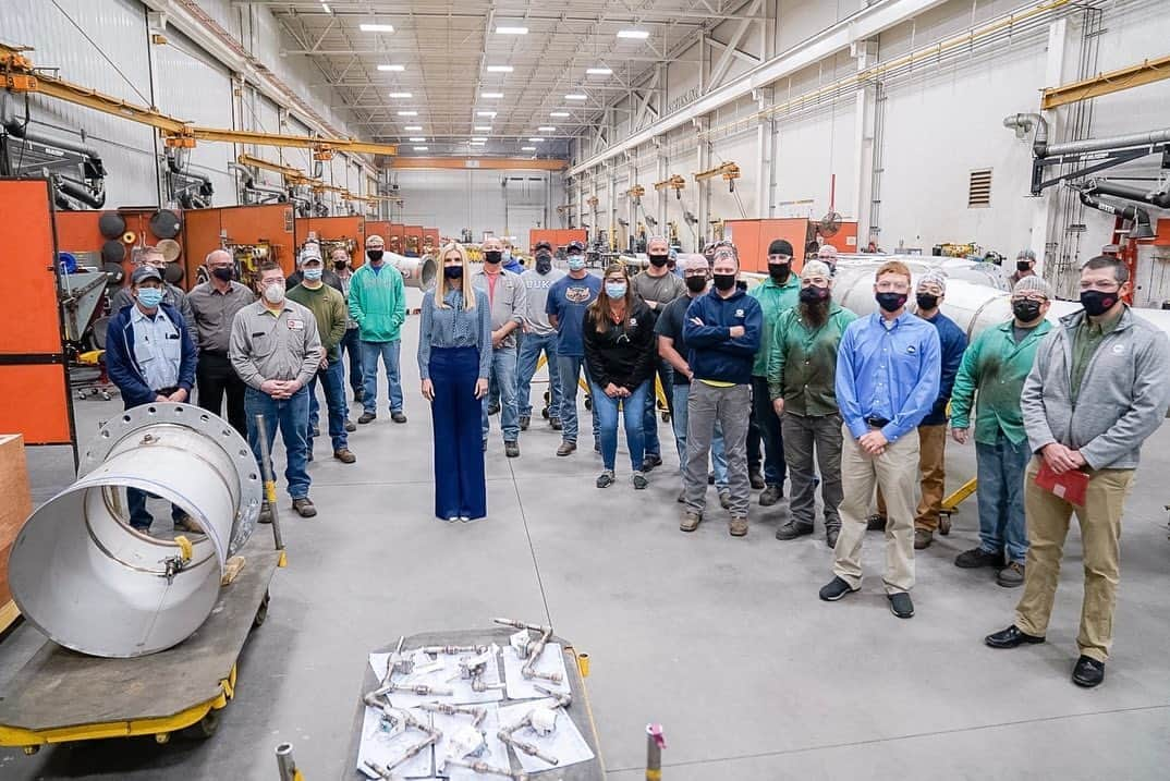 イヴァンカ・トランプさんのインスタグラム写真 - (イヴァンカ・トランプInstagram)「In response to the virus, @POTUS launched the Paycheck Protection Program providing $9.9 Billion worth of loans to +89,000 Wisconsin businesses, keeping these small businesses afloat and saving 1 Million Wisconsin jobs, including those of the amazing workers I met at TEAM Industries today. 🇺🇸」10月14日 7時09分 - ivankatrump