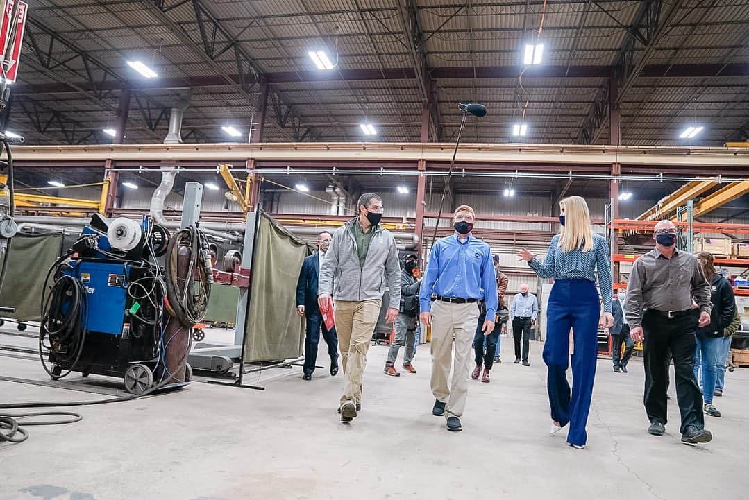 イヴァンカ・トランプのインスタグラム：「In response to the virus, @POTUS launched the Paycheck Protection Program providing $9.9 Billion worth of loans to +89,000 Wisconsin businesses, keeping these small businesses afloat and saving 1 Million Wisconsin jobs, including those of the amazing workers I met at TEAM Industries today. 🇺🇸」
