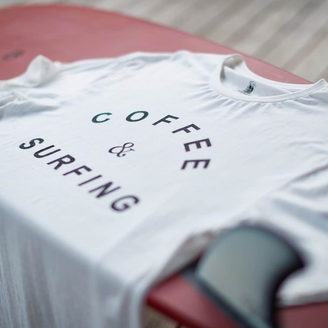 坂口憲二（THE RISING SUN COFFEE）さんのインスタグラム写真 - (坂口憲二（THE RISING SUN COFFEE）Instagram)「◆GOOD MORNING COFFEE‼︎◆  【COFFEE&SURFING TEE】  THANKS FOR COMING！  オンラインストアへのたくさんのご来店、ありがとうございます。感謝しております。  次回入荷は11月の上旬を予定しております。 入荷した際には改めてInstagramにてポストさせて頂きます！  therisingsuncoffee.com  #coffee #coffeebeans  #coffeeroaster  #coffeelab  #coffeeandsurfing  #coffeetime  #coffeelover  #coffeebreak  #coffeeshop  #coffeestand  #coffeeholic  #coffeehouse  #coffee_inst  #coffeemaker  #coffeeshops  #coffeecoffeecoffee  #coffeenclothes  #coffeeaddict  #coffeeculture  #coffeemorning  #coffeemag #specialitycoffee  #TRSC」10月14日 7時31分 - therisingsuncoffee