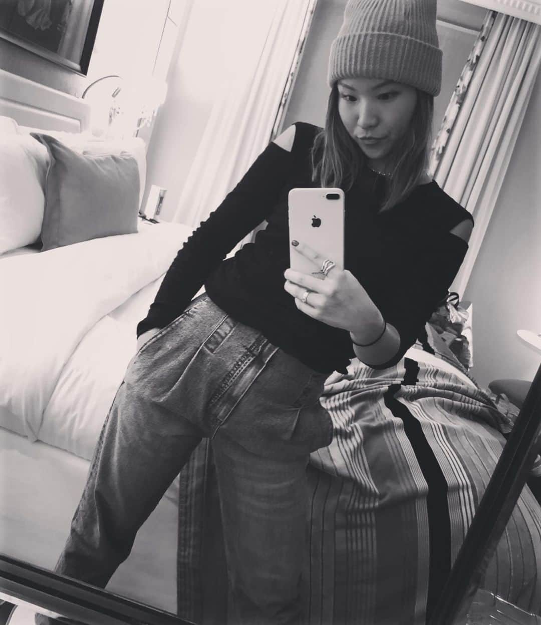 エビアン・クーのインスタグラム：「Trying to make  my outfit work in Hawaii  it’s too hot here....wish I can wear sweaters 😭  Can we have seasons ?  Being in Hawaii makes me miss the cold  ハワイでこの格好は 流石に暑いよね。部屋だけw冷房いっぱい。 髪切ったんだー！イメチェンです✨✨」