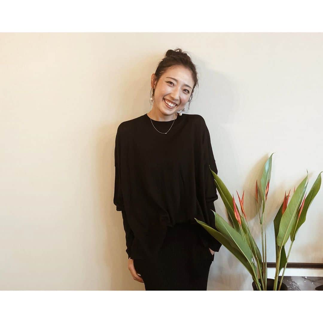 太田彩乃のインスタグラム：「この前撮影で着させて頂いたニットのセットアップが可愛かった🧡 袖のデザインとかスカートにはポッケがちゃんとついているところとか好き！ . . #shooting #取材 #ニットセットアップ  #ラブティックボンボン #laboutiquebonbon」