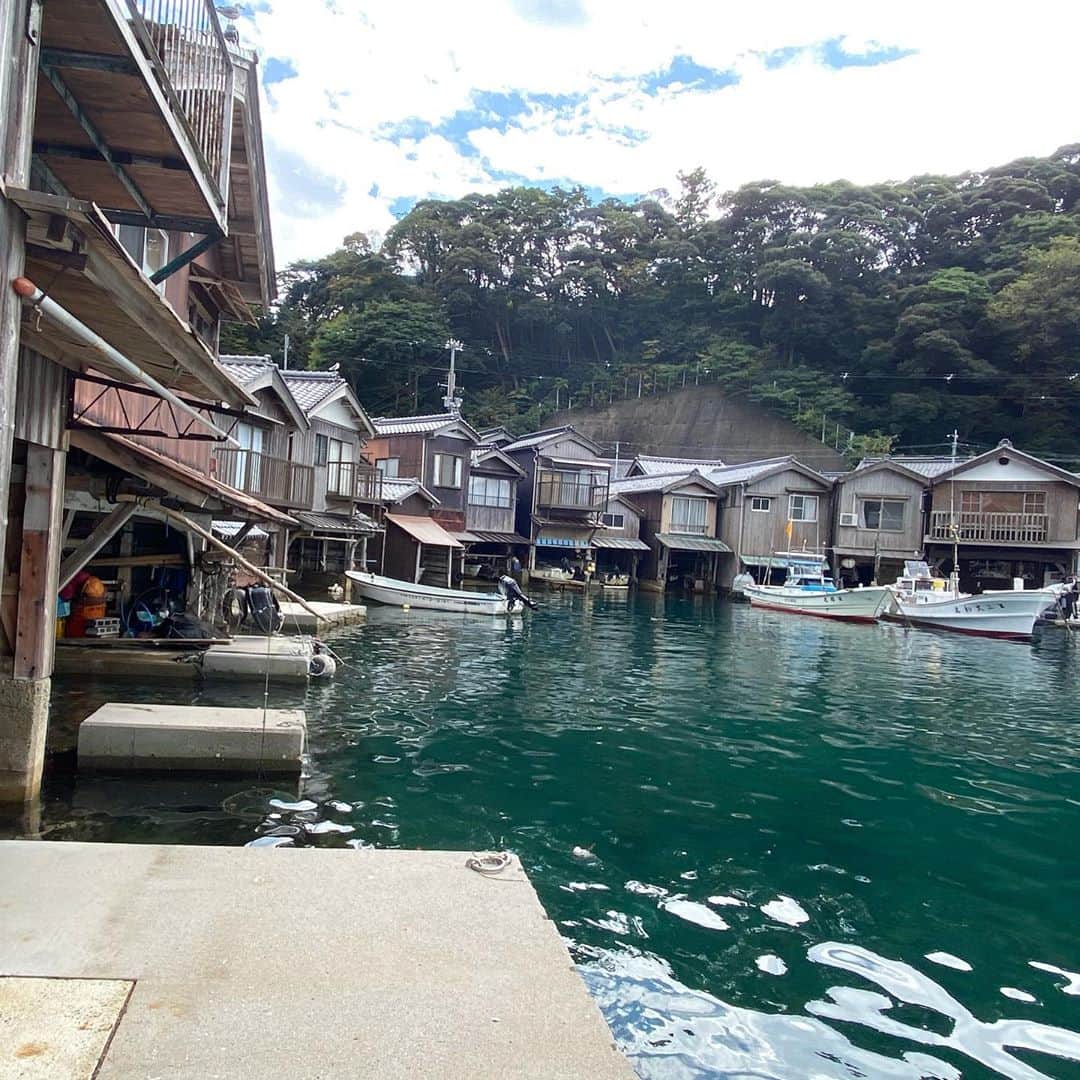 佐野優子のインスタグラム：「. 伊根町の舟屋⛴ . 1階が舟のガレージで2階が住居らしい🏠 . 舟屋の街並、素敵でした✨ . #伊根町  #伊根町舟屋  #舟屋」