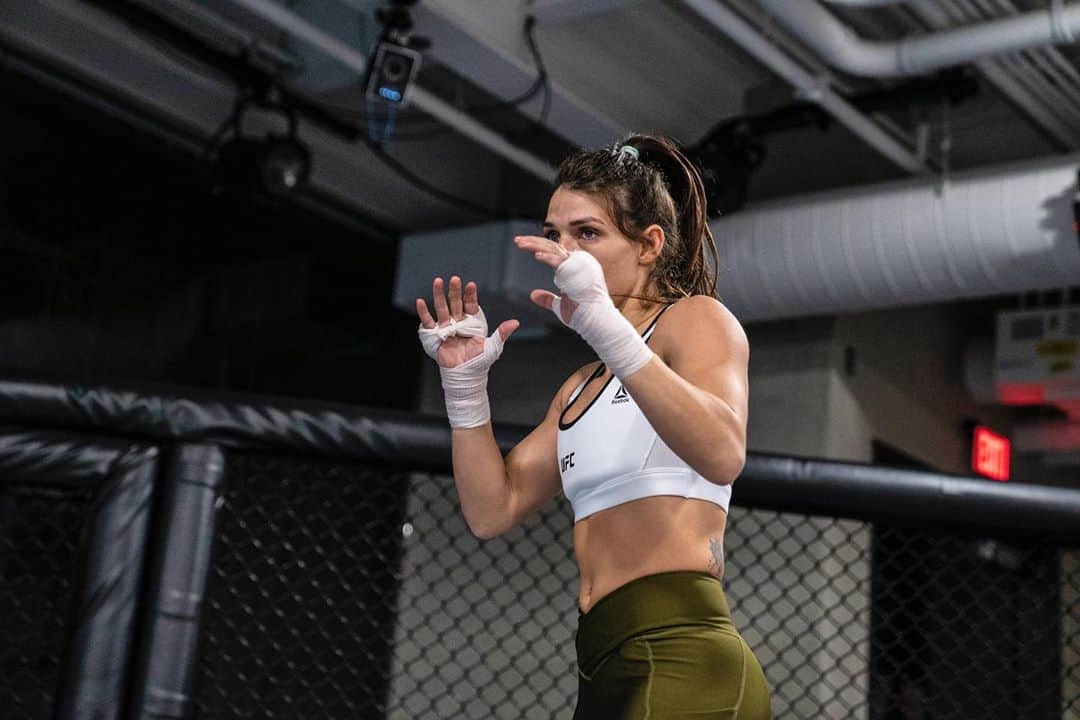 のインスタグラム：「There will be a lot of things to try and take you off path. The key is to stay focused always! Anything that comes to throw you off, either you discard it or you work around it but never lose sight of your goal.  • • Vão ter muitas coisas para tirar vc do seu caminho, mas a chave de ouro é nunca perder o foco. Qualquer coisa que aparece para abalar vc, ou vc tira da sua vida ou vc adapta e continua seguindo em frente, nunca tirando seus olhos do seu objetivo! • • Photo @desautomatas」