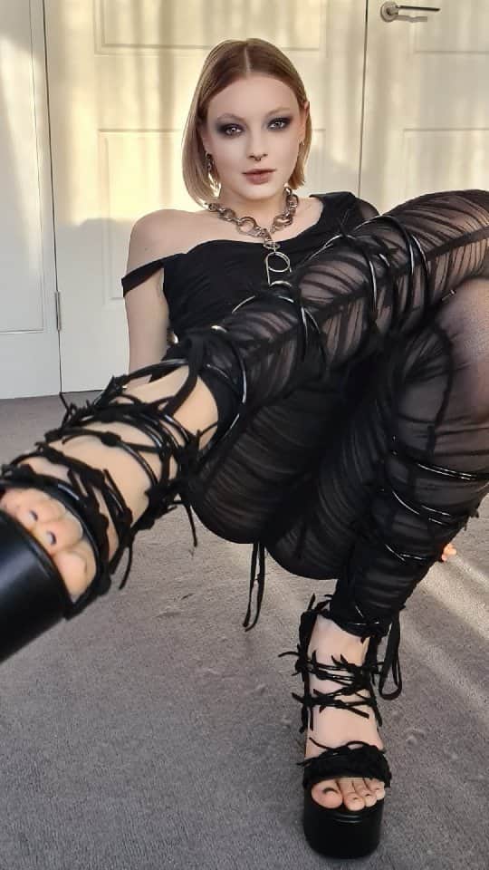 ティール・ココのインスタグラム：「POV: you ask me to step on you and then BEAT THE SHIT OUT OF YOU...🤪💋 Wearing @darkerwavs 🖤 shoes @currentmoodclothing 🖤」