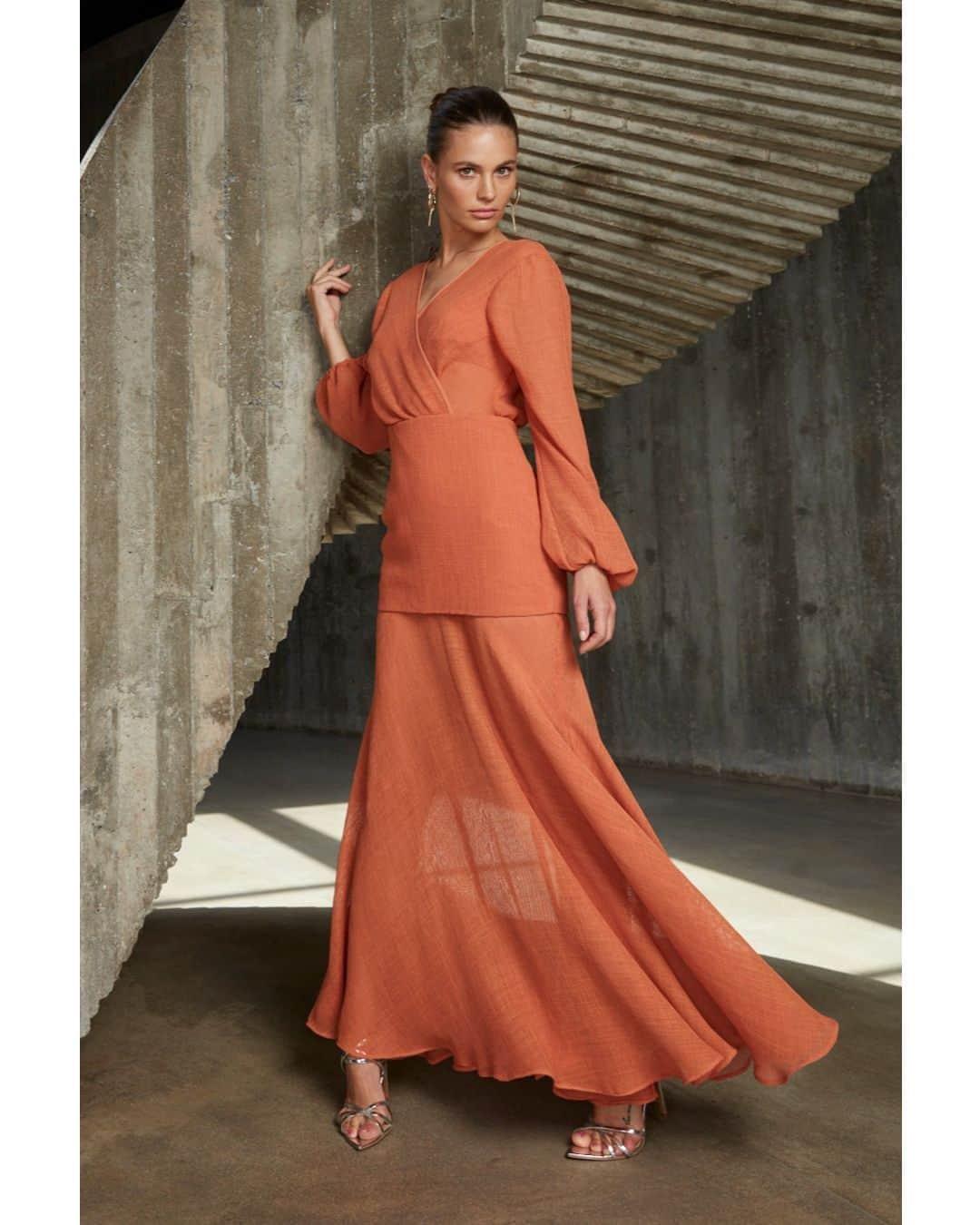 ロザ チャのインスタグラム：「Fresh mood: vestidos leves e fluidos são os destaques da temporada! Eles surgem em cores vibrantes, como o laranja, e dão movimento aos looks do verão. Encontre o seu favorito em rosacha.com.br ou nas lojas físicas. #rosacha #summer21」