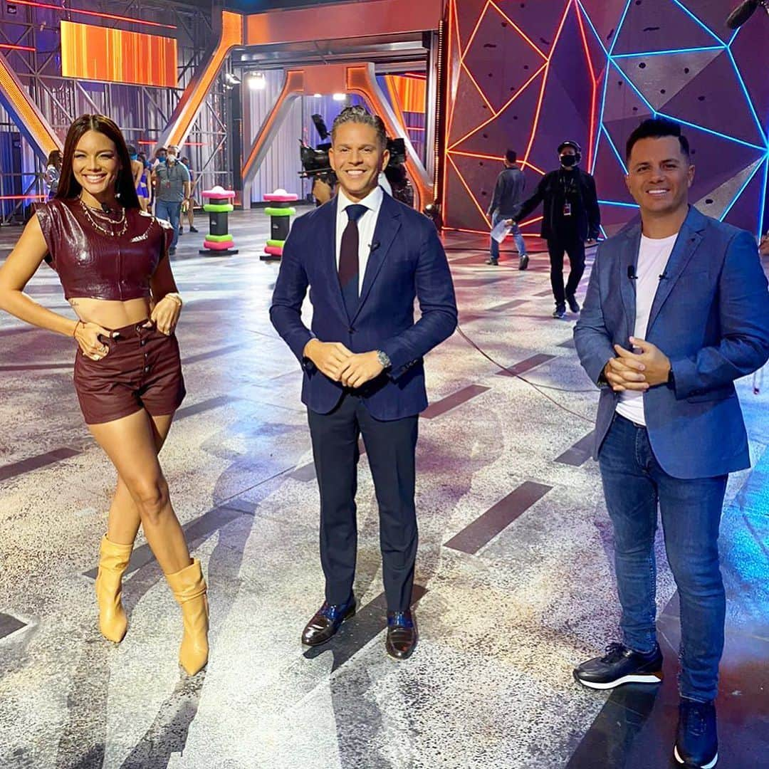 Rodner Figueroaさんのインスタグラム写真 - (Rodner FigueroaInstagram)「Mucha suerte @zuleykarivera y @karimdeportes en el gran estreno de @eldomodeldinero por @telemundo esta noche a las 7/6pm ET!!! Espero que regalen mucho dinero!!! Break a leg!!! #eldomodeldinero #telemundo #rodnerfigueroa #zuleykarivera #karimmendiburu」10月14日 8時10分 - rodnerfigueroa