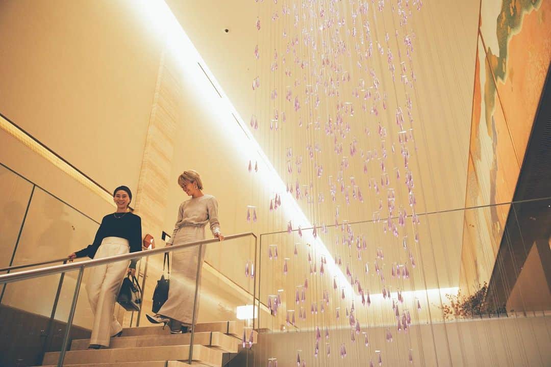 藤田敦子のインスタグラム：「ㅤ オークラ投稿、もう少しお付き合いを😘 ㅤ テラス付きの部屋もある高級棟の ヘリテージウイング地下 に移動して、和食の山里さんへ…。 ヘリテージウイング、いつか泊まりたい😍 ㅤ Photo by @tsukaka118 ㅤ  #hotel #tokyo #hotelokura #okura #ホテルオークラ #theokuratokyo」