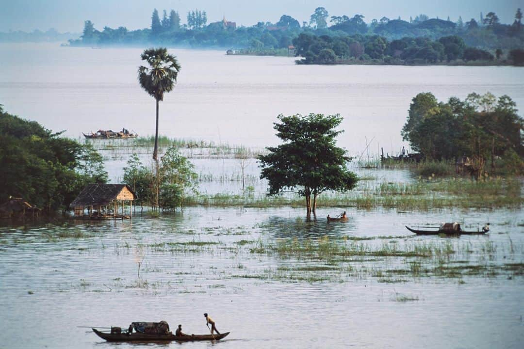 Michael Yamashitaさんのインスタグラム写真 - (Michael YamashitaInstagram)「Deadly flooding displaces thousands across Mekong region: Hundreds of families have been forced to evacuate amid extreme rainfall heralding the arrival of a tropical depression across the Mekong region. Though flooding is part of the annual weather cycle along the Mekong River each October, last weeks meter of rain has created a dangerous and damaging situation with no clear picture of the people affected and conditions are expected to get worse. Here’s the way it looked in Cambodia back in the 90’s when I traveled the length of the river for National Geographic story, Mekong, a Haunted Rivers Season of Peace. #mekong #mekongriver #cambodia #phnompenh #flooding」10月14日 8時25分 - yamashitaphoto