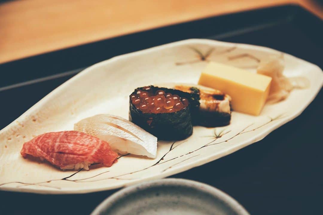 藤田敦子さんのインスタグラム写真 - (藤田敦子Instagram)「ㅤ 山里さんは、天ぷらとお寿司と、 和食アラカルトのお店なのだけど、 みんなで感動したのは、アラカルトの多さと 天ぷら、寿司はそれぞれカウンターがあり そこで揚げたて、握りたてが食べられること。 ㅤ そして、ここでも先ほどのグラスシャンパンをオーダーできる🙌 私はJAPAN行かせていただきましたけどね🍶 ㅤ まさに高級居酒屋👏←褒め言葉 ここは、友人を連れてきたいし、 今度はカウンターでお食事したい😘 ㅤ Photo by @tsukaka118 ㅤ  #hotel #tokyo #hotelokura #okura #ホテルオークラ #theokuratokyo」10月14日 8時33分 - blenda0305