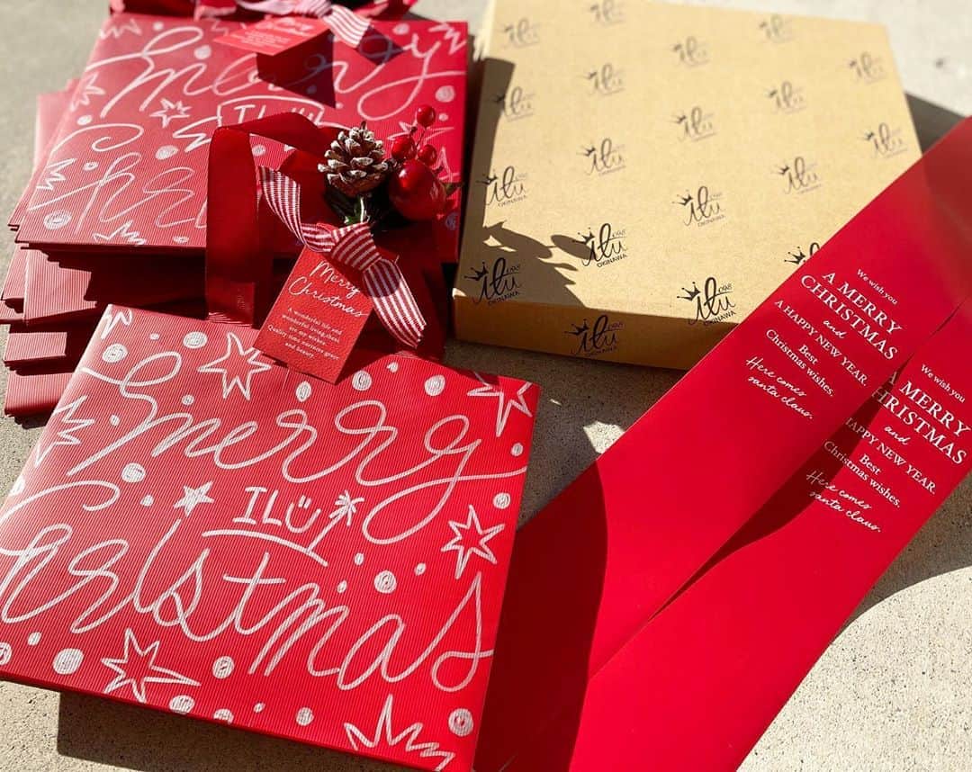 original brand 【ilu098】さんのインスタグラム写真 - (original brand 【ilu098】Instagram)「アイルの贈りもの 年々、増えてきている"贈りもの"。 その中でもこれからの11~12月は "サンタさん"のご依頼が多く、 毎日がほっこりなアイルです。 2020年、"クリスマス袋"が登場するよ♫ "アイラブユー"の想いを込めた"ILU"。 今年も沢山の"アイラブユー"が 溢れますように♫ ・ 【包装ご希望のお客様へ】 店舗 お気軽に店頭スタッフへお声かけください。 Web Wrappingをカートへ入れて、包装ご希望商品と一緒にお買いものください。 ・ OPEN/13:00~19:00(水曜~日曜) #ilu098 #贈りもの #アイラブユー #クリスマス #アイルの贈りもの #沖縄」10月14日 8時33分 - ilu098