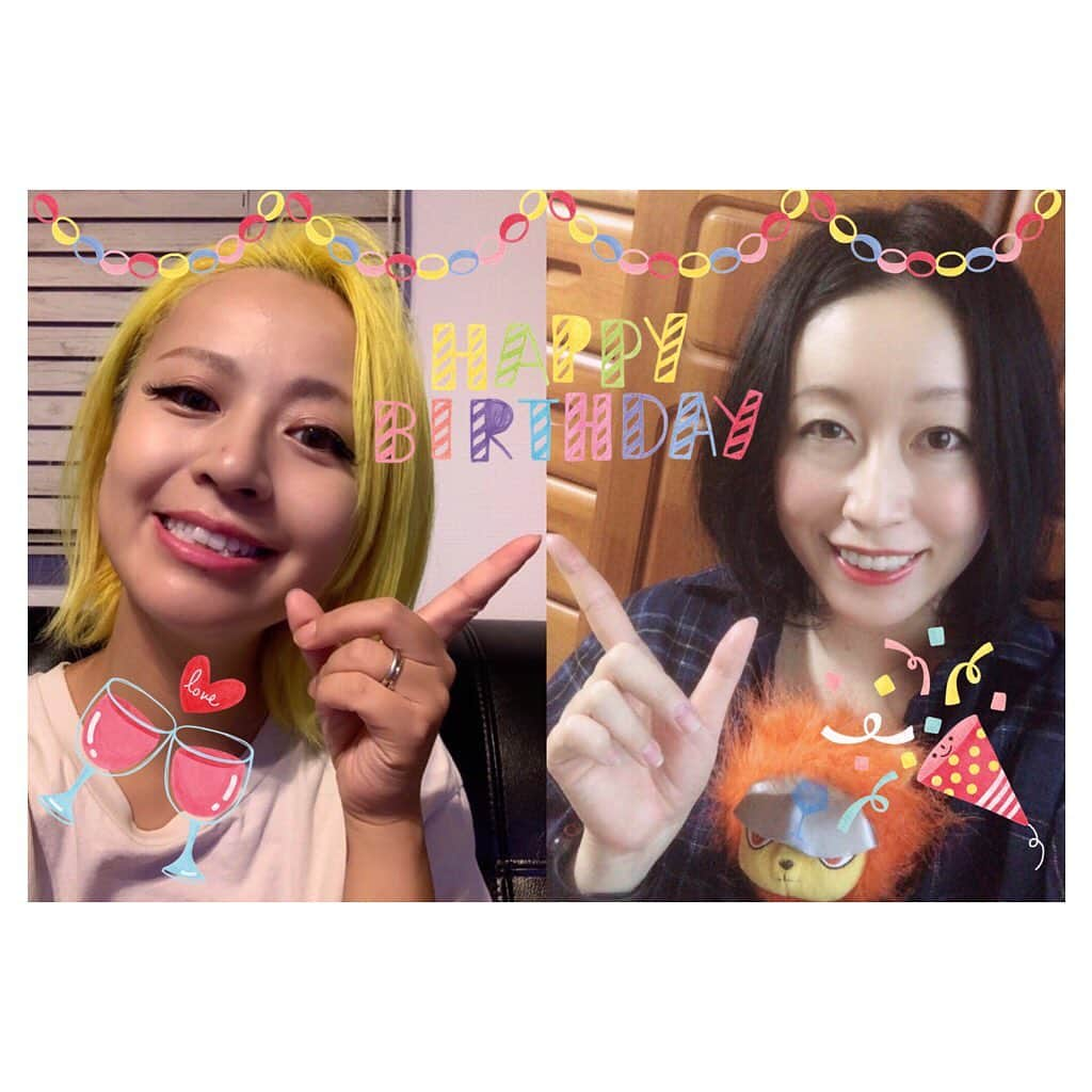 國分優香里のインスタグラム：「✩ 10/13.14  リボーン＆ツナ、Buon Compleanno〜‼️🎂✨ ✩ こんなご時世なので… 今年は一緒にお祝いすることは叶わなかったけれど、折角なのでお互いに写真を撮って繋げよう❗️という話になりました👍 ✩ これも良いでしょ🎵 今だから出来るお祝いの形🥂 そう、離れていても手と手繋げる〜🎵です🙌 ✩ プレゼントも贈り（送り）ましたよん🎁 ✩ おうち時間が楽しくなる、私も愛用の… ちょっとリボーン に似てるあやつ🎩（笑） ✩ 今年もファミリーの皆に沢山沢山お祝いして頂き、感謝✨感激です💗🥺 本当にありがとうございます😌 ✩ これからもずっと、ファミリーの皆が笑顔いっぱい幸せいっぱいで過ごせますように…🙏✨ ✩ リボーン 、ツナ、14回目の誕生日おめでとう🎊 出逢ってくれて、ありがとう😊 ✩ ✩ ✩ #リボーン  #沢田綱吉　#ツナ　#リボツナ生誕祭2020  #ニーコ　#ファミリー　#ファミリア　#誕生日　#来年はまた一緒にお祝いしようね　#コロナに負けない　#14年！ツナの歳だけお祝いしてる　#リボツナ誕生祭2020 #ツナ生誕祭2020 #ツナ誕生祭2020」