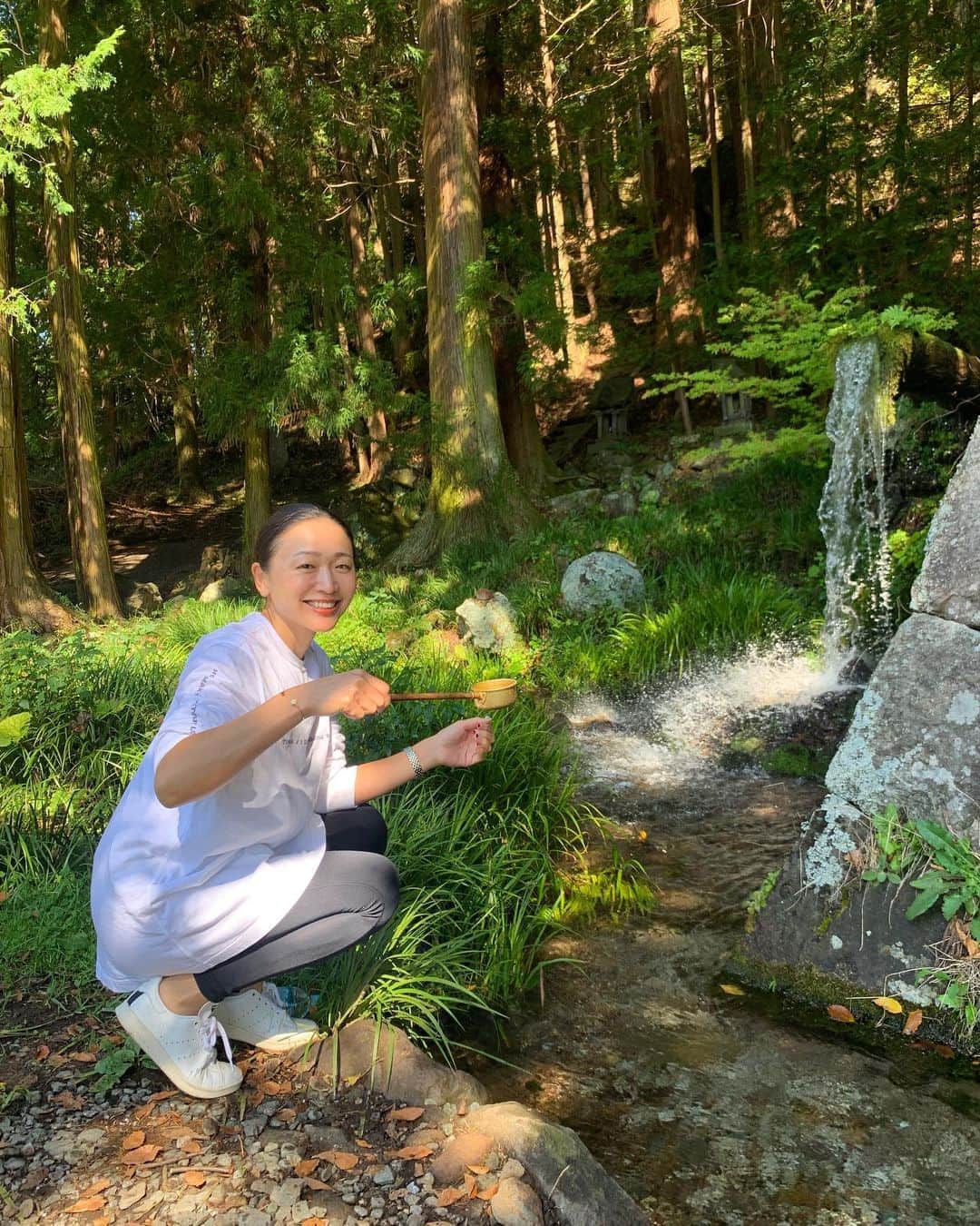 のインスタグラム：「・ ・ 湧水を汲んで飲みんだら 冷たくてあまくてとても美味しかった ボトルにも汲んで持ち帰り🧴  近所の方々も汲みにきていました  リアル南アルプスの天然水😌🙏🏻 ・ ・ #大滝神社 #湧水」