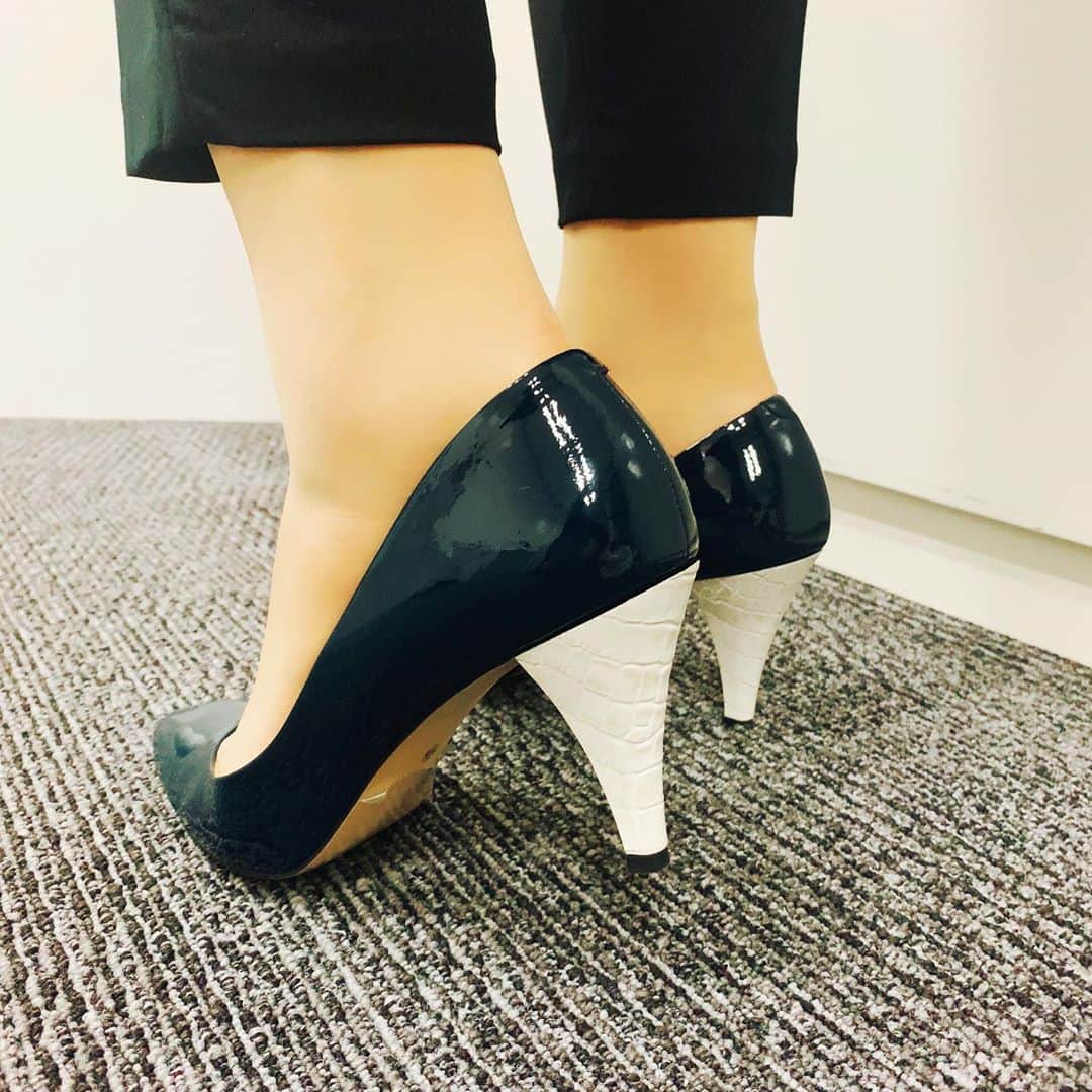 FAMZON (ファムゾン) さんのインスタグラム写真 - (FAMZON (ファムゾン) Instagram)「👗STAFF COORDINATE👗﻿ ﻿ ホワイトのクロコ型押しヒール。﻿ 艶のあるヒールとスムースボディを合わせれば、爽やかで上品な1足に。﻿ ﻿ FAMZONは、気分に合わせてワンタッチでヒールを交換できます👠﻿ ﻿ #famzon #ファムゾン #着せ替えヒール #靴#ヒール」10月14日 8時45分 - famzon_official