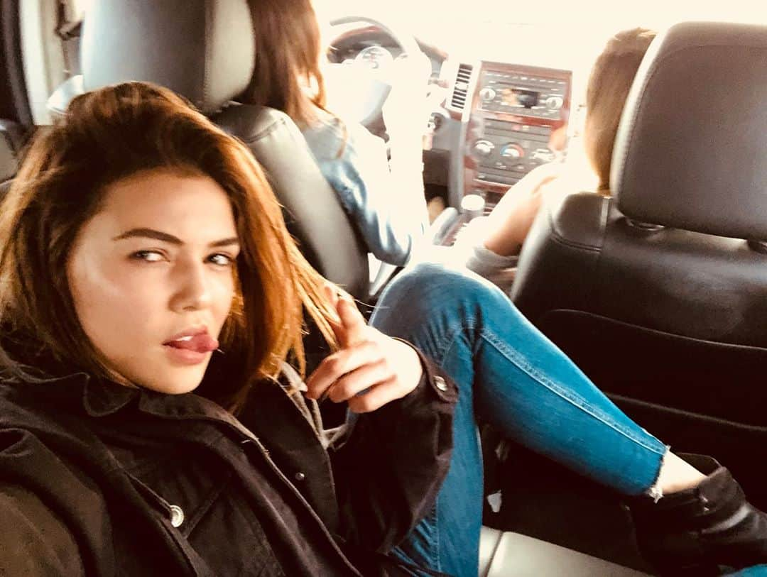 ダニエル・キャンベルさんのインスタグラム写真 - (ダニエル・キャンベルInstagram)「How do I entertain myself in the car you ask?  .... ........ I’m not sure either.」10月14日 8時57分 - thedaniellecampbell