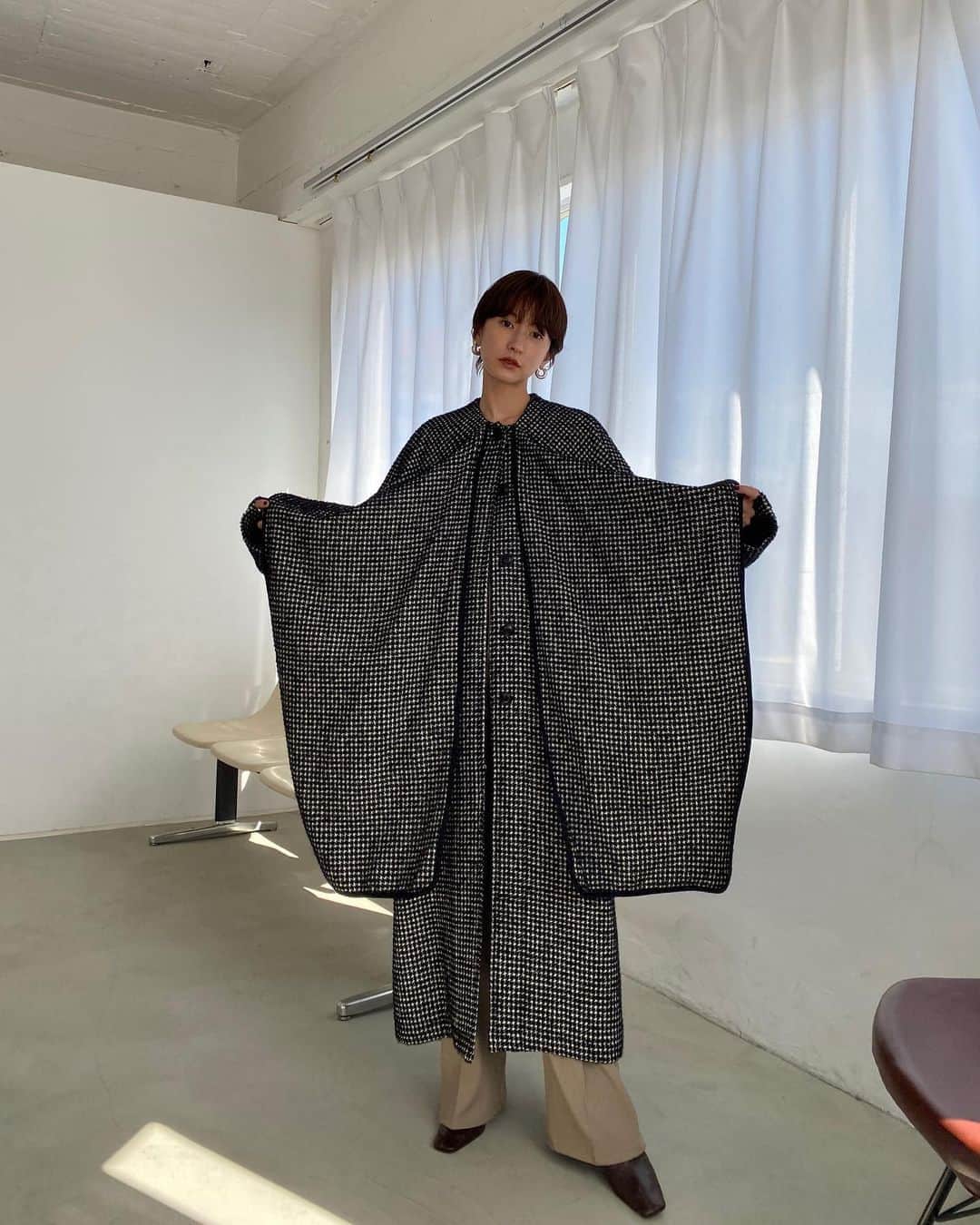 松本恵奈さんのインスタグラム写真 - (松本恵奈Instagram)「新作のケープコート。オリジナル生地でかなり時間をかけて大切に作った千鳥シリーズ。千鳥柄はループ糸を使用し立体的に見えるように作りました。CLANEらしくモード感ある素敵なシリーズに仕上がって大満足💪🏻私もロング買いました♡ 早くこれ着て歩きたい🔥🔥🔥 #clane」10月14日 8時52分 - ena1123