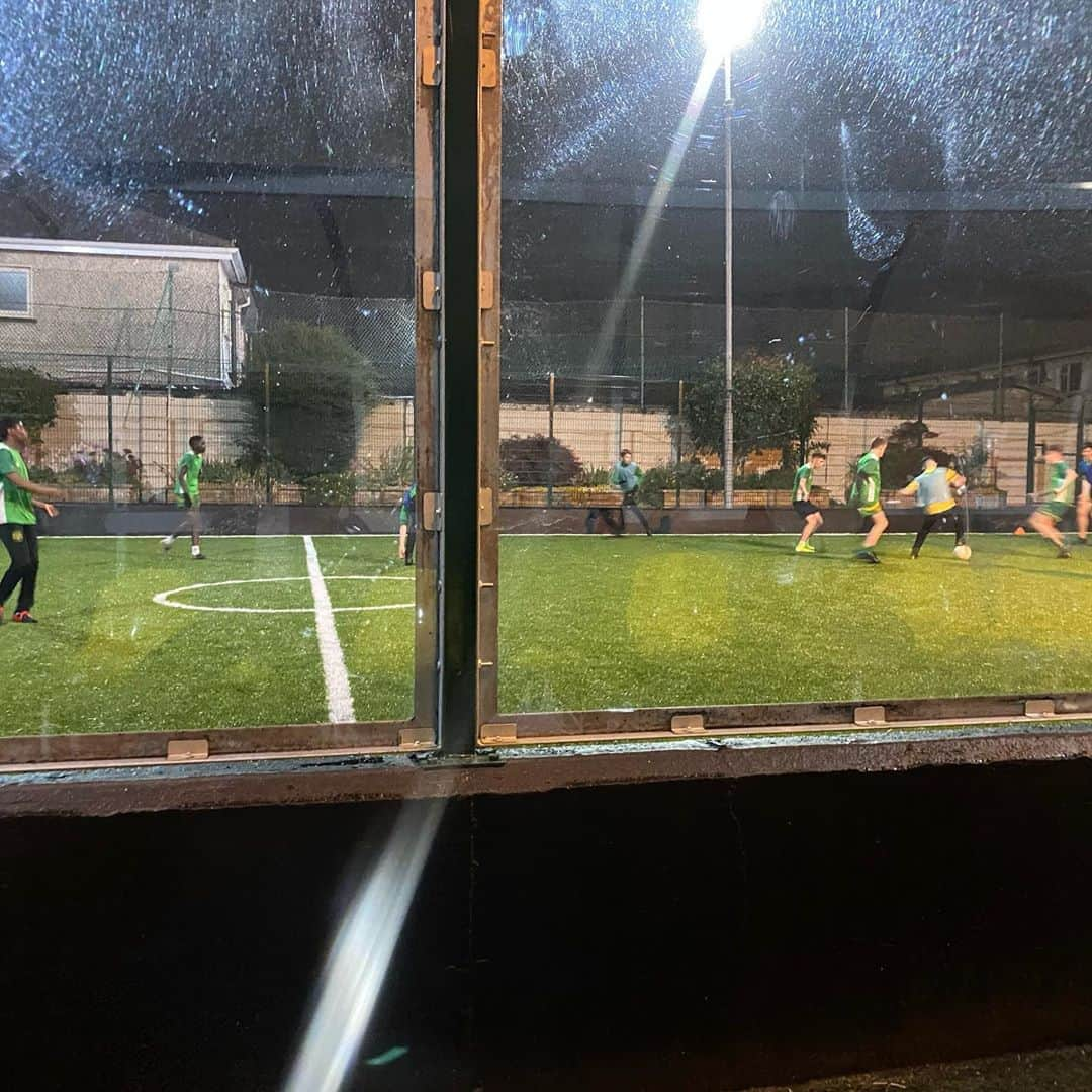 コナー・マクレガーさんのインスタグラム写真 - (コナー・マクレガーInstagram)「Down at the @lourdescelticfootballclub grounds in Old County Glen tonight.  Watching the clubs excellent under 16 Premier side train in the all new facilities. Proud will be the day we witness some of these future stars rise up to international level and wear our nations badge with honour. What Lourdes Celtic has been renowned for throughout its years! @faireland #StrengthThroughLoyalty #McGregorSports #TheRebirth 🇮🇪」10月14日 8時52分 - thenotoriousmma