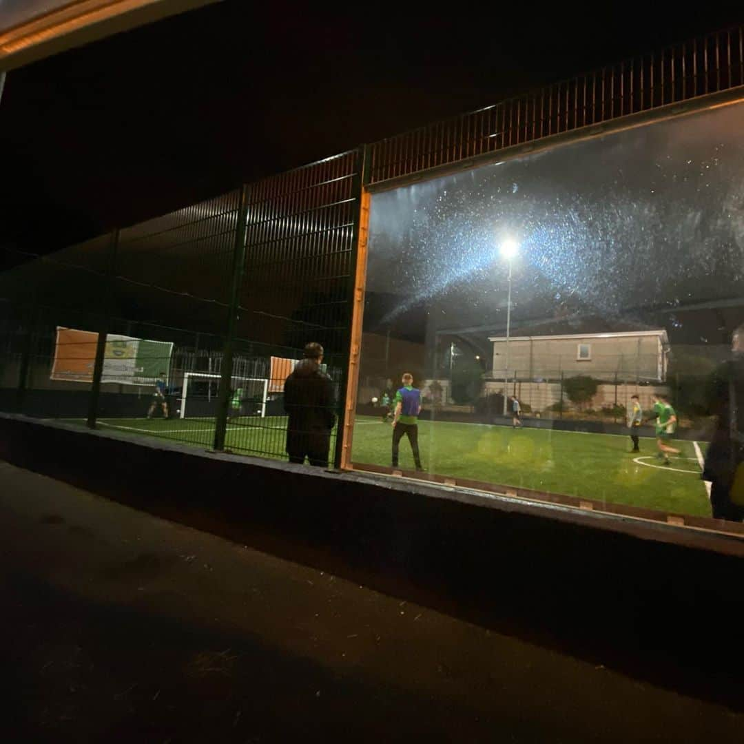 コナー・マクレガーさんのインスタグラム写真 - (コナー・マクレガーInstagram)「Down at the @lourdescelticfootballclub grounds in Old County Glen tonight.  Watching the clubs excellent under 16 Premier side train in the all new facilities. Proud will be the day we witness some of these future stars rise up to international level and wear our nations badge with honour. What Lourdes Celtic has been renowned for throughout its years! @faireland #StrengthThroughLoyalty #McGregorSports #TheRebirth 🇮🇪」10月14日 8時52分 - thenotoriousmma