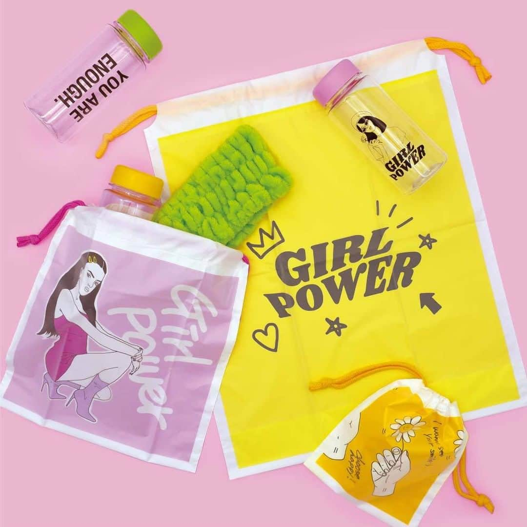 ダイソーさんのインスタグラム写真 - (ダイソーInstagram)「Youtuber古川優香ちゃん初コラボ！ 「GIRL POWER×DAISO」発売中。 古川優香ちゃん監修のこだわりがつまった全22アイテム。 “GO TOトラベル”の旅のお供に、バッグの中のかわいい小物のアクセントに。 気分があがるアイテムを多数取り揃えています。 . ウォッシュタオル・ミニボトルセット シャンプーボトルセット コンタクトケース・ボトルセット プリントタオル ドリンクボトル（400ml） ポンプボトル（30ml） クリームケース（３個） 歯ブラシ（ＥＶＡケース・キャップ付） ミラー ターバン 圧縮袋（42ｃｍ×35ｃｍ、60ｃｍ×45ｃｍ） ポリ巾着 ビニールナップ（片かけタイプ） マチ付ポーチ（10.5×13.5×5ｃｍ、13×17.5×4.5ｃｍ） パスポートケース ペンケース シャーペン＆ボールペン . ※各種100円（税抜） ※店舗によって品揃えが異なり、在庫がない場合がございます。 ※商品パッケージの説明文を読んで正しくご使用ください。 ※画像はイメージです。実際とは異なる場合がございます。  #ダイソー #daiso #daisojapan  #100yen #100均 #100均パトロール #おしゃれ雑貨 #Youtuber #古川優香　さん #GoToトラベル #GoTo #トラベル  #シャンプーボトルセット  #圧縮袋  #ビニールナップ  #パスポートケース #マチ付ポーチ #小物  #ミラー #ターバン」10月14日 9時00分 - daiso_official