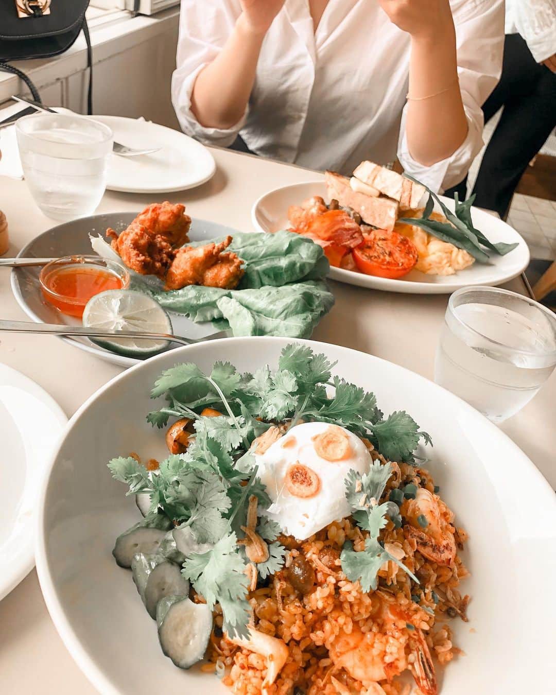 藤子さきのインスタグラム：「オンライン授業だから友達とランチでゆっくりできるし、あと2単位頑張ろ😇  私はパクチー大好きだけど皆は好き？🥺🥺#パクチー　 #lunch #instafood #lunchtime #food」