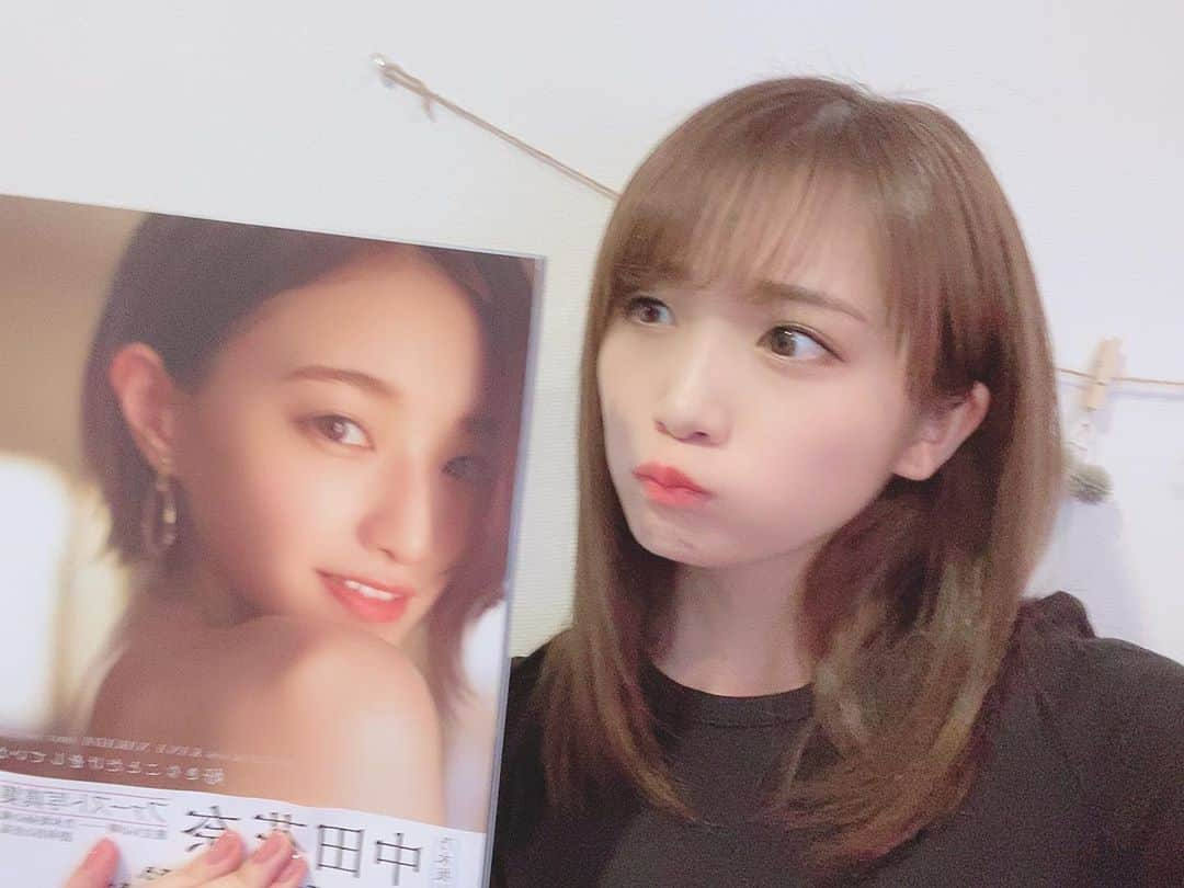 秋元真夏さんのインスタグラム写真 - (秋元真夏Instagram)「. 予約してた花奈の写真集が 届いた〜〜💕  速攻薄いビニールを破って 熟読しましたっっ  ちゃんと見過ぎて 危うく仕事に遅刻しかけたけど セーフでしたー😳  花奈は昔からすごく品があるし 歳を重ねるごとにより綺麗になって もういろいろ溢れ出てて、、 いやー素敵な写真集です💓  みんな見て！！！  #ナカダカナシカ #中田花奈1st写真集 #中田花奈 #あと少しよろしくね☺️」10月14日 14時33分 - manatsu.akimoto_official