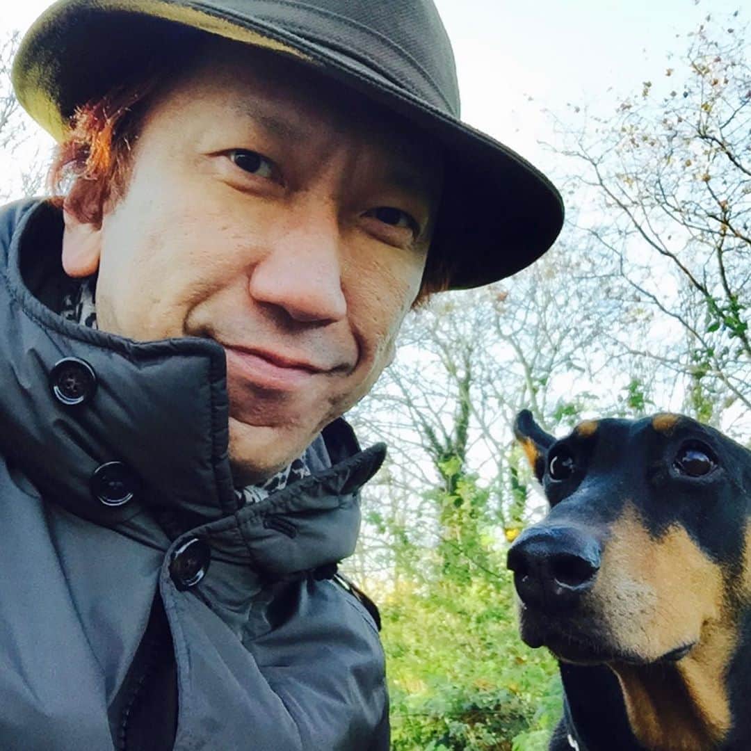 布袋寅泰さんのインスタグラム写真 - (布袋寅泰Instagram)「愛犬ルーリーの命日。あれから2年経ったけど、その温もりは未だこの両手に残っているよ。#lurie #doglover #愛犬」10月14日 9時15分 - hotei_official