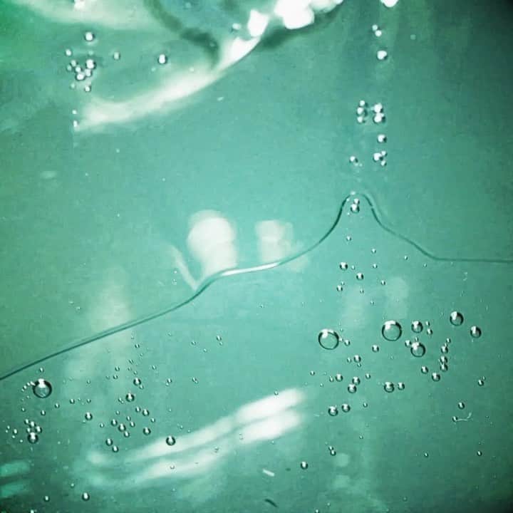 ドゥラメールのインスタグラム：「What’s your approach to skincare? If we had to sum ours up in one regimen, you’re looking at it: The Essentials. Sea-sourced healing energies in our most-loved lineup—watery lotion, serum, eye treatment, moisturizer. Committed to the craft. Dedicated to new discoveries every day.」