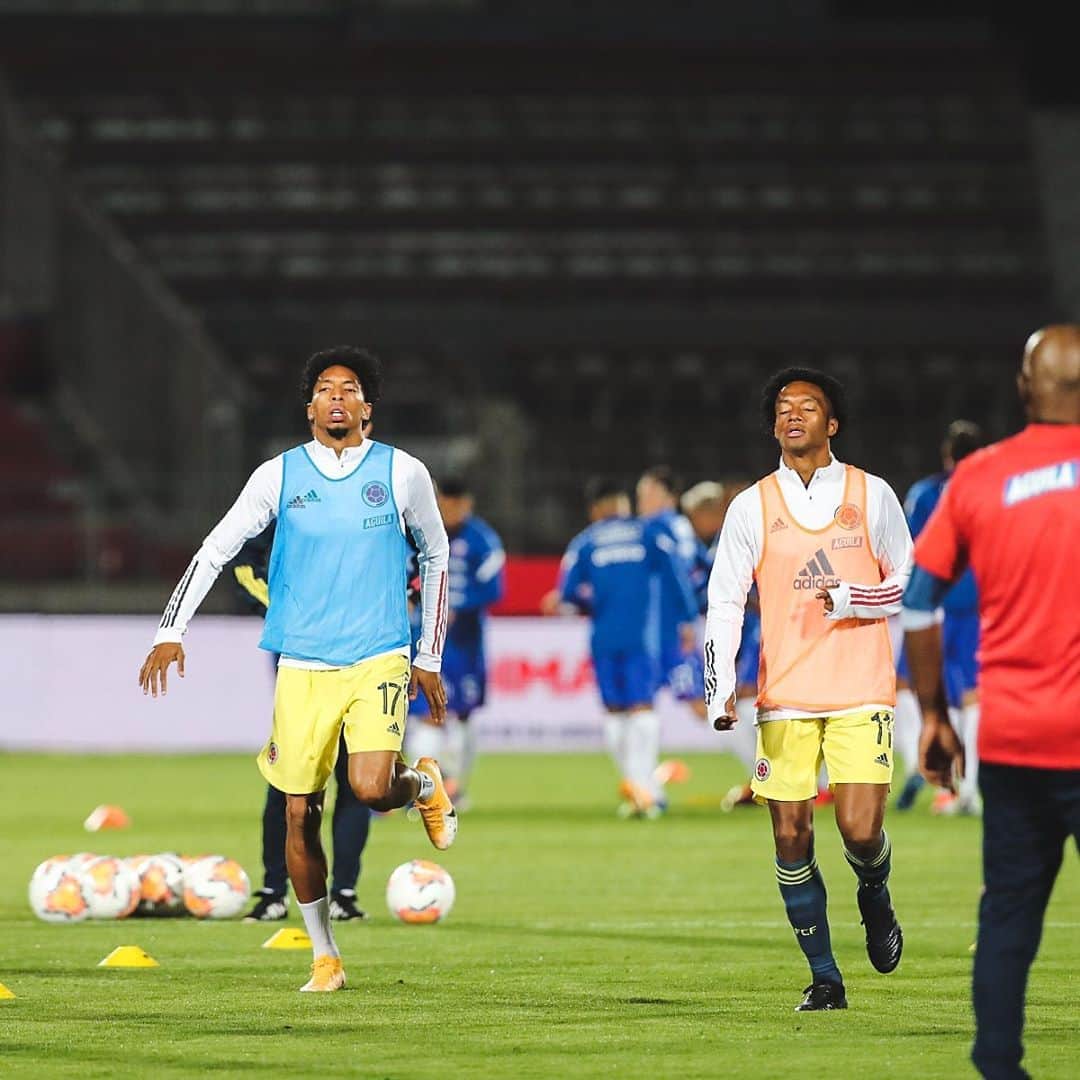 サッカー コロンビア代表チームのインスタグラム：「📸 Calentando en El Nacional 🙌🏼⚽️  #VamosColombia 🇨🇴」