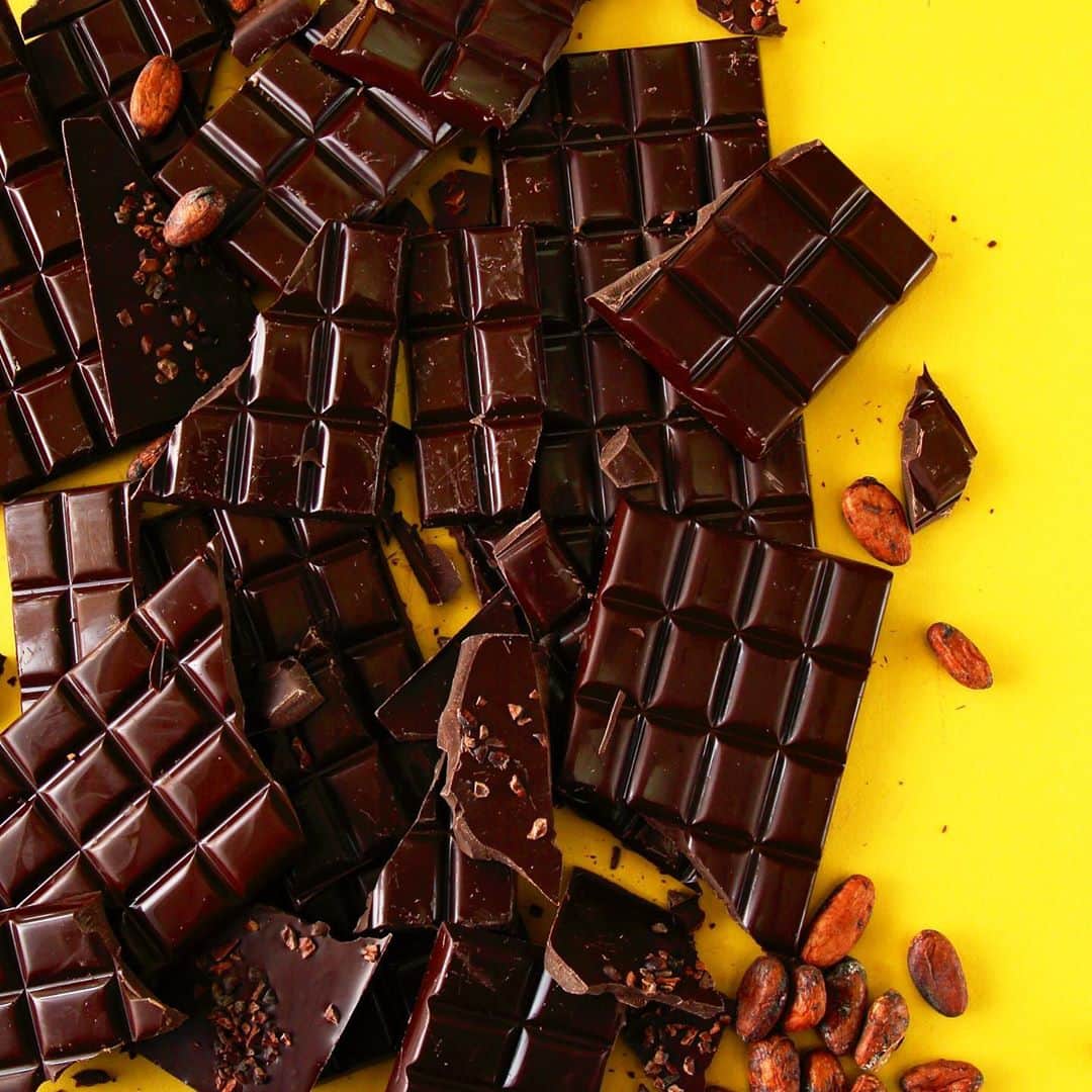 eguchikazuakiのインスタグラム：「おはようございます‼️﻿ チョコレート食べてますか❓﻿ ﻿ 普通お菓子屋さんの材料のチョコレートとって﻿ 問屋さんから買うんですよ﻿ メーカー→問屋→店舗みたいな流れですね﻿ ショコラティエは何十種類、何百種類の中から自分に最適なチョコレートを選び使います。﻿ デリーモも5年前くらいまではそうでした😄﻿ ﻿ でも品質だったり価格だったり、、、微妙なバランス﻿ こだわるとなかなか難しい、高いチョコレートが必ずしも美味しいとは限らないです😓﻿ ﻿ 安いのは大抵アレが入っちゃってる、知らない人多い。﻿ ﻿ そこでだったら作ればいいじゃんよ‼️﻿ ってことで、ずっと研究してきました。﻿ ビーントゥーバーってやつ、これ小さな量だと安定しないんです、なので私は最低と思う、1tで一つの味わいを作ります。﻿ ﻿ そんなチョコレート🍫を使っているのがデリーモのお菓子です﻿ 店でパフェ食べてもケーキ食べても、デリーモのお菓子が好きでいてくれる皆さんは、チョコレートの違いが分かる方です😆﻿ ﻿ いつもありがとうございます😊﻿ ﻿ おうちでお菓子作りする方が増えて﻿ Youtubeも見てくれる方が増えたんでデリーモの作る﻿ チョコレートを販売する事にしました‼️﻿ Youtubeでご案内する分には100品以上のすぐ使えるレシピ付きです🎊﻿ ✴︎公開お待ちください🙇🏻‍♂️﻿ ﻿ Twitterプレゼントもします🎁﻿ ﻿ ポリポリ、ガリガリ食べまくってください👋🏻﻿ 今日も店回りますよ〜﻿ ﻿ #delimmo #デリーモ #チョコレート #販売 #まもなく #ビターチョコレート #ミルクチョコレート #ブロンド #抹茶 #パティシエ #ショコラティエ #こだわりすぎて #作ってるだけ #自分用 #でも #密かに #卸してる #興味ある人にだけ #販売したいだけ #レシピの共有 #いつもありがとうございます」