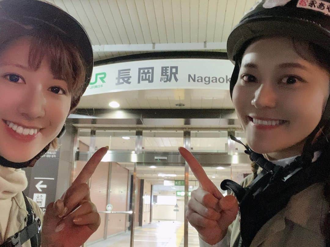 三上玲奈のインスタグラム：「チャリ旅4日目‼️  長岡到着🚴‍♀️渋谷から267キロ地点😃 昨日はトラブル続きでしたし、又しても恐怖の夜道にトンネルをくぐりやっとたどり着きました‼️  5日目にしてみはるもあたしも身体とチャリのメンテナンスが必要なので、今日は走行半分ぐらいにして少し休みます。  ストーリーやTwitterもチェックしてください☃️  新潟のご飯美味しすぎてしあわせ‼️  #チャリで来た　#by渋谷  #三上玲奈　#野田みはる　#新潟　#長岡　#自転車旅　 #shibuya → #hokkaido #japan #ワンストップ代行センター　#吉田製作所」