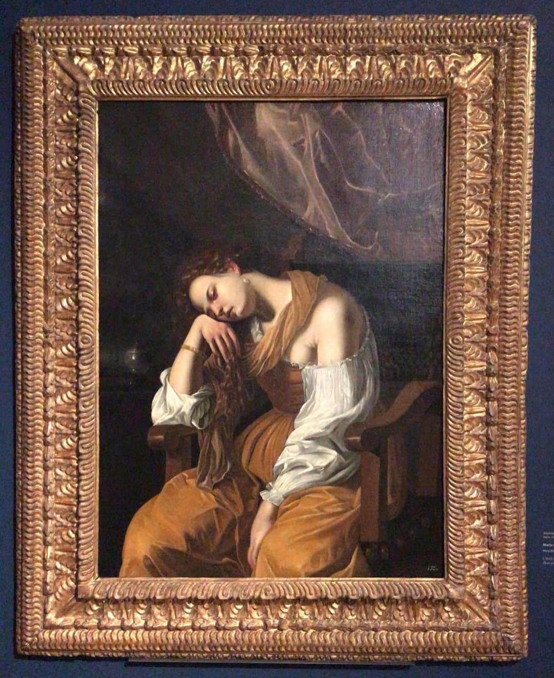 トームさんのインスタグラム写真 - (トームInstagram)「Mary Magdalene as Melancholy is a 1622–1625 painting by #ArtemisiaGentileschi, showing Mary Magdalene as a personification of Melancholia. It is now in the #MuseoSoumaya in Mexico City. . For those who follow this page religiously (Geddit?!) you will know I have posted this before, and of my #Gentileschi obsession. I saw her again today @elmuseosoumaya and was just as moved as the first time last December. Of course I cannot wait to see her show at the @nationalgallery #London @thegreatwomenartists  .  It is an autograph copy of Penitent Magdalene by the artist now in the Treasury of Seville Cathedral, although X-ray examination has shown that the fabric on the saint's shoulder is wider in the Seville version and was probably added later to fit with the canons of the Catholic Church. This has also demonstrated that the two faces are different - the Mexico City version seems to be a self-portrait by comparison with Judith Slaying Holofernes and Cleopatra - and that there are corrections in the brushstrokes in the Seville version but not in the Mexico City variant. . #artmadebywomen #feministart」10月14日 9時30分 - tomenyc