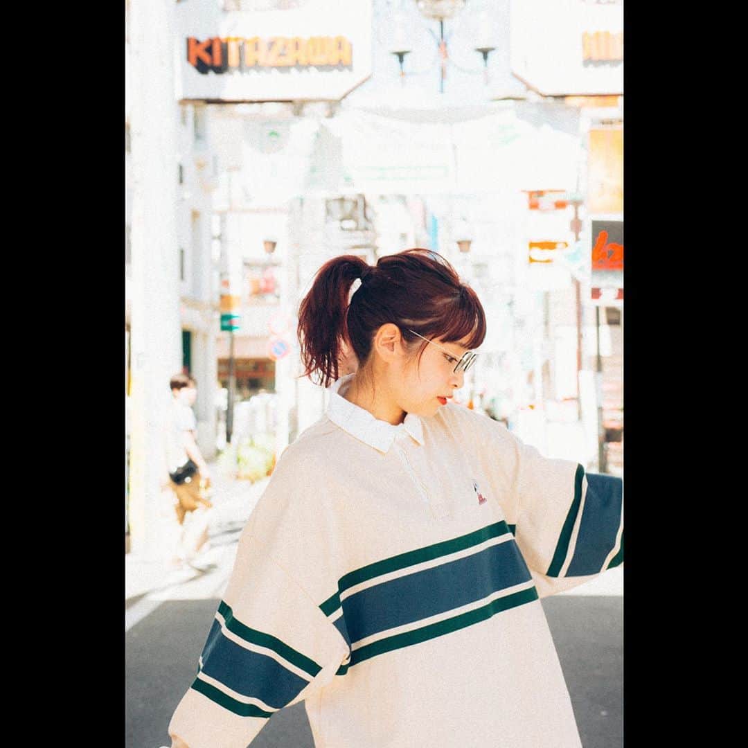 トミタ栞さんのインスタグラム写真 - (トミタ栞Instagram)「@centimeter_store のモデルを させていただきました！ のシリーズ🍺  上の服に合わせて 私物でコーディネートも 楽しかったです🤓  ラガーシャツ？にヒョウ柄🐆 あり？ てかそもそも ヒョウ柄女子どう？ (好きって言われたい。)  #秋コーデ #赤髪　#メガネ女」10月14日 9時33分 - tomita_shiori