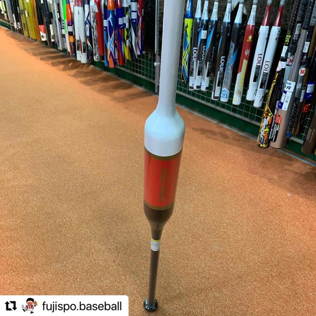 Rawlings Japanさんのインスタグラム写真 - (Rawlings JapanInstagram)「#Repost @fujispo.baseball with @make_repost ・・・ 【Rawlings  トレーニング用バット】  なかなか奇抜な形のバット…🙄😳 . 実はこのバット… . ◽白いグリップを持って振る事で 『筋肉と速いスイングの連動』を体に 覚えさせる💪 . ◼黒いグリップを持って振る事で 『飛ばす力UP』『ヘッドを効かせる』 練習をする事ができる💪‼️ . 1本でスイングスピードUPに効果的な 2種類のトレーニングができる優れ物なんです‼️ . 冬トレの季節にピッタリなトレーニングバットです👍  #ローリングス  #Rawlings #フジスポグラム　 #フジスポ　 #FUJISPO  #藤井寺スポーツ　 #藤井寺市 #BASEBALL  #baseball  #野球　 #硬式野球  #軟式野球　 #高校野球　　 #中学野球　 #少年野球　 #大学野球　 #草野球　 #社会人野球 #ソフトボール　 #野球専門店  #グラブ　 #グローブ　 #オーダーグラブ　 #バット　 #スパイク　 #野球好きと繋がりたい #投稿者F  #instagood @fujispo.baseball @rawlings_japan_llc」10月14日 9時36分 - rawlings_japan_llc