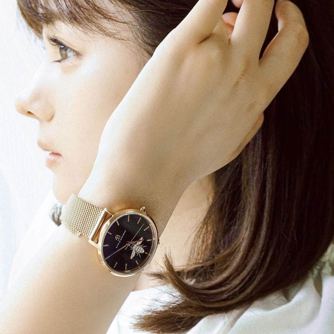 緑川百々子のインスタグラム：「4Bの時計をいただきました。 黒い文字盤に、蜂のアクセントがかわいいです。  🐝  クーポンコード 【momowjg】 使用で10パーセントオフになるそうです。 (クーポン使用期限は本日より1年間)  #4bwatches #腕時計 #時計 #4B」