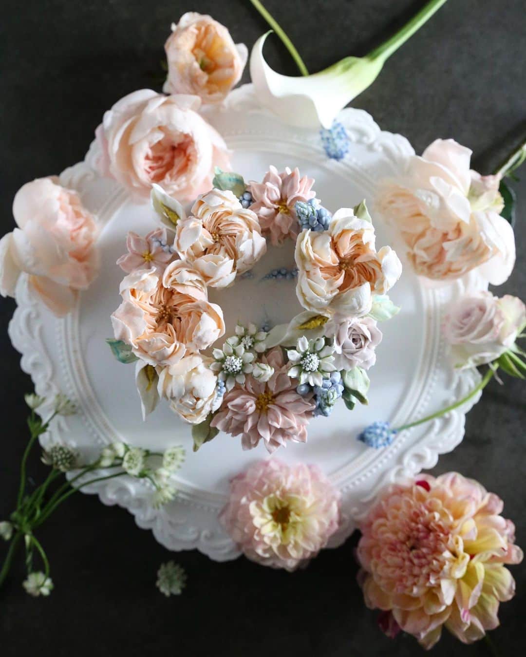 청담 수케이크 (atelier soo)さんのインスタグラム写真 - (청담 수케이크 (atelier soo)Instagram)「ㅡ @grace__roo 선생님께서선물로주신꽃들이너무예뻐서 사실 예쁘다는말로는부족한 🤍🕊 Buttercream flower cake ㅡ #flower #cake #flowercake #partycake #birthday #bouquet #buttercream #baking #wilton #weddingcake ㅡ www.soocake.com」10月14日 9時43分 - soocake_ully
