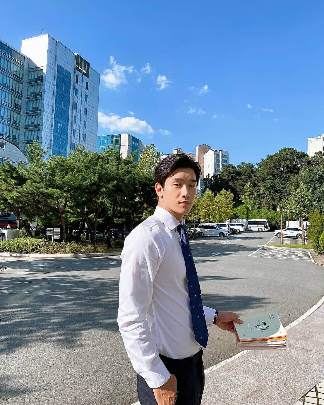 Lee Si-gangのインスタグラム：「수트가좋아요💙어때요?  Start 💙  今日からまた新しく始める。 お楽しみに💙」