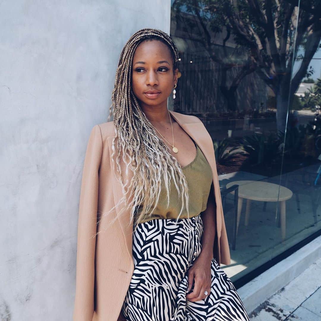 モニーク・コールマンのインスタグラム：「Don’t mind me, just looking for signs of aging.....  Turning 40 one month from today 🙌🏾  .⁣ .⁣ .⁣ .⁣ . . . #embraceyourself #californiacountry #womenwinning #healthyskin #womenoffaith #fabulousand40  #organicskincare #booklaunching #blackwomanowned #blackwomensupportingblackwomen #imakeunicorndreamsinsmalljars #blackgirlmagic #40andfabulous #blackwomen #selfworth #ccorganics #blackwritersmatter #over40andfabulous #cleanproducts #naturalbeauty #over40women #blackwritersofinstagram」