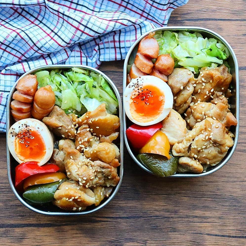 yukirichi119のインスタグラム：「2020/10/14(水) #2020ゆきりち弁当 ＊ おはようございます🌞😊 昨晩の天気予報で 明日の朝は寒くなる寒くなるっていうから めっちゃ覚悟して寝たのに 思ったほどじゃなかった朝でした😆 これはハズレてくれて嬉しい予報だった👍 ＊ ゆるっと糖質オフの夫婦弁当🍱 お弁当箱⇒360㎖ ✼••┈┈┈┈••✼••┈┈┈┈••✼ ●ご飯がわりのキャベツと豆苗の野菜炒め ●テリテリひとくちチキン② ●ウインナー焼き ●おかか味玉① ●パプリカとピーマンの焼きびたし ①②→それぞれ1冊目、2冊目の著書📖📕に レシピあります☺️ ✼••┈┈┈┈••✼••┈┈┈┈••✼ 😀✨ パーソナライズ美容で人気の @fujimi_official さんの【FUJIMIサプリメント】 たくさんの美容メディアに取り上げられてる 自分専用のカスタマイズサプリ😍 ＊ ワタシは２ヶ月飲んで１ヶ月お休みしたけど、 また乾燥の冬に向けて しっかり内側からケアしないとと思って。 休むと分かる、 飲んでる間はトラブルなかったのにポロポロ出てくるのよ。 やっぱり続けないと。 パッケージも新しくなって、 さらに進化してる😍 ＊ 気になる方は、 ストーリーにリンク貼っとくので 覗いてみてねー😘 ------------------------------------------------ ゆきりち。著書📕は、1冊目も2冊目も プロフ( @yukirichi119 )のリンクから Amazonに飛べます📖 --------------------------------------------------- #pr #FUJIMI #美容 #カスタマイズサプリ#カスタマイズマスク #ゆきりち #工房アイザワ #昼食 #diet #お弁当 #弁当 #作り置き #食べて痩せる #bento #🍎 #lunchbox #昼ごはん #Japanesefood #炭水化物抜き #地味弁 #ダイエット弁当 #手抜き弁当 #痩せる #ダイエット #bento #夫婦弁当 #糖質オフ #糖質制限 #痩せたい」