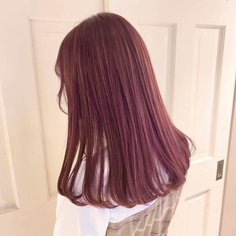 Beleza_official_instagramのインスタグラム：「ラズベリーピンク♡ . ブリーチ1〜2回 . 色落ちしても赤みは残らず 誰でも似合う暖色カラー❣️ .  ブリーチは誰に任せるかで仕上がりが全く違います。 .  絶対に失敗したくない方は是非指名予約をおすすめします！！ . 僕だけのオリジナルレシピとマル秘テクニックで艶々サラサラハイトーンにします！！」