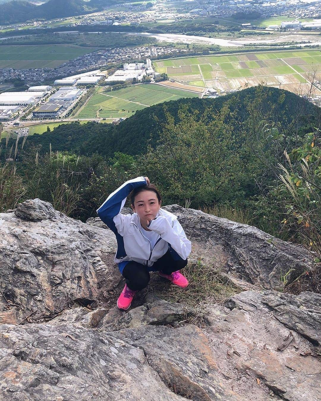 柚月めいさんのインスタグラム写真 - (柚月めいInstagram)「. 山登りしてきました⛰🐒  行きはゼエゼエ🥵🤣 下山は心に余裕できて 自然たっぷり感じれた🌳🍃  め~~~っちゃしんどかったのに🥵 綺麗な景色見たら また来たい‼️ってすぐ思っちゃってたよね🥺 最高だね🥺  不思議🥺💓 自然大好き💓  #休日 #登山#山登り#山ガール #下山#好き#自然#絶景#spot#photo#follw#active#運動 #エナジーチャージ#nature#follwme#youtuber #柚月めい #猿#monkey」10月14日 9時56分 - meimei.yuzu