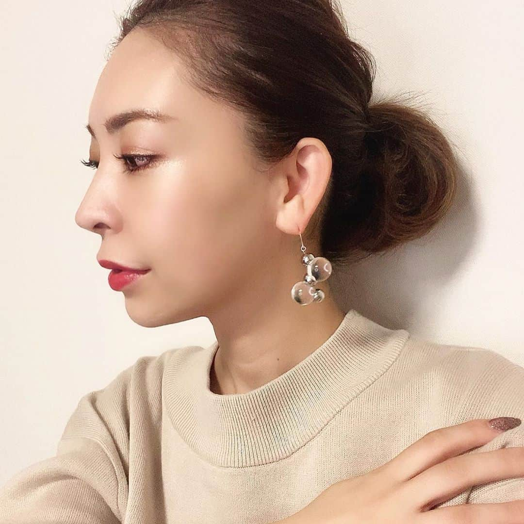 山名未紗さんのインスタグラム写真 - (山名未紗Instagram)「#山名未紗beauty  最近のお気に入りitem グリッター  アイフォールに 少し入れて…🍂  @maccosmetics  #ダズルシャドウリキッド  #ブリンキングブリリアント   アディクション　092 も可愛い✨  #秋コーデ#autumnfashion #ベージュコーデ#ピアス#アクセサリー  #ヘアアレンジ#ボブアレンジ」10月14日 9時57分 - misa_yamana