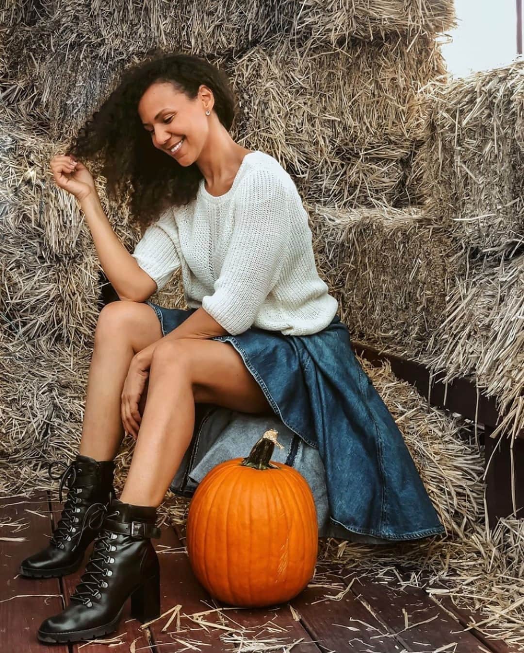 ケネスコールのインスタグラム：「Hay there...@iamaworld enjoys a socially-distanced mask break in our Santiago combat bootie. #StaySafe #Reboot #FallStyle  When you shop at KennethCole.com, we donate to THE MENTAL HEALTH COALITION –a life-changing movement working to destigmatize all mental health conditions by unifying our partners’ efforts, including those focused on the emotional well-being of Black communities. Info link in bio.」