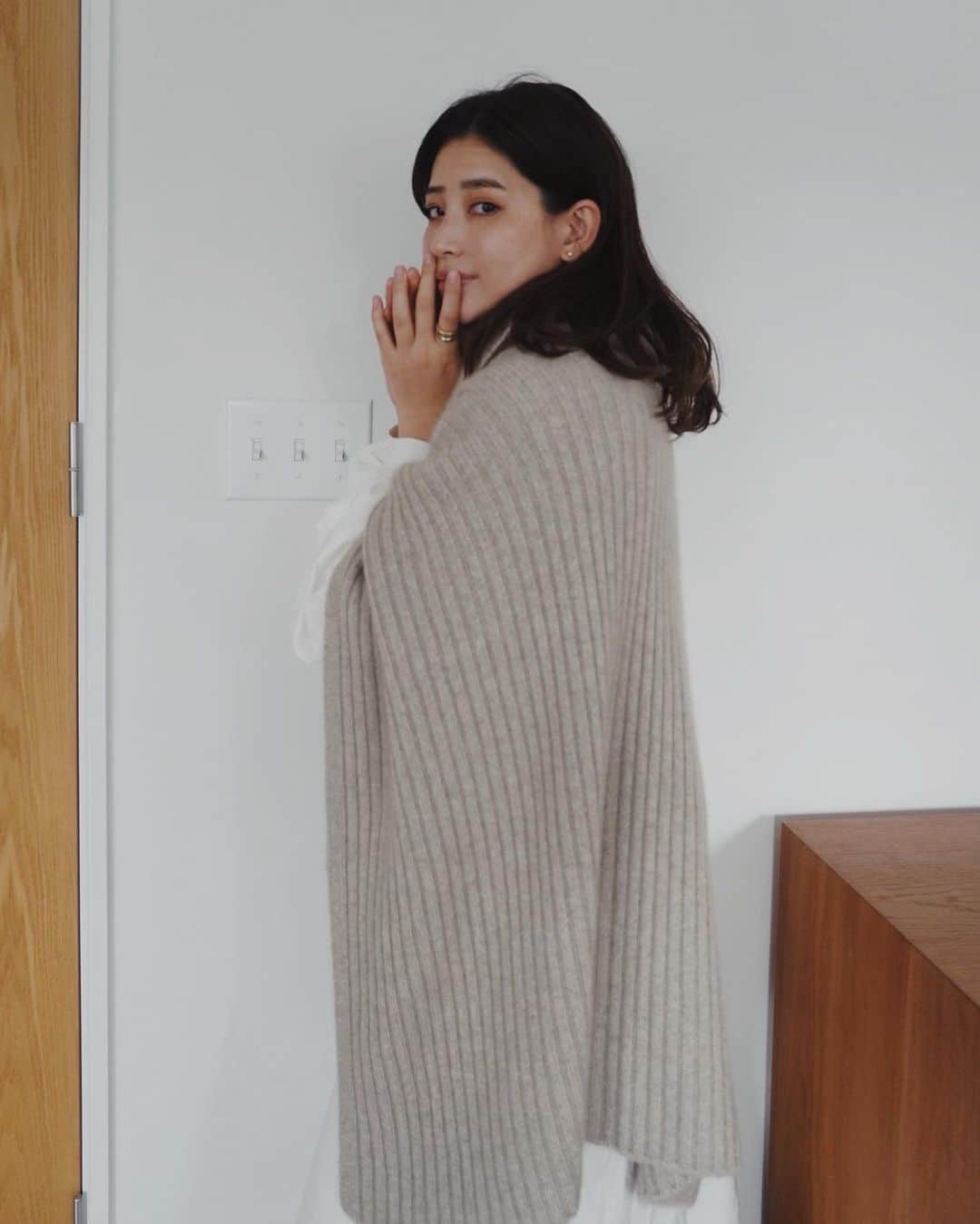 JUNNAのインスタグラム：「10月15日発売の  ニットONニット🧶  "ケープレイヤードニット"  ベーシックなニットトップスと 同素材で作ったケープのセット  同じ素材でも編み方が違う二枚を重ねると ほどよい纏まりがでる  ベーシックなプルオーバーは勿論 このケープ単体使いも可愛い過ぎて、 色々な私物にレイヤードして遊んでいる😉 シャツにONも可愛いし、サテン系のお洋服にONもいい コットンワンピースにバサッと被ってしまうのも良い👍  夏に沢山着たワンピース秋冬もまだまだ楽しめちゃう。  写真で合わせているワンピースは先月発売した #2wayレイヤードワンピース  コットン100%のワンピースは合わせる素材を変えれば 一年中楽しめるから大好き。 一年中色々スタイリングを楽しみたいと考えると 圧倒的に白を選ぶ率が高まる...✍️(私のお洋服の選び方)  #2020ETRE_AW  【新作発売スケジュール】 📍ルミネ新宿店　毎週木曜日 📌ETRÉ TOKYO  毎週木曜日19:00 📌ZOZOTOWN  毎週金曜12:00 📌ELLESHOP  毎週土曜19:30  #カジュアル #ミディアムヘア #秋メイク#ピンク#ピンクメイク #ブラウン#ベージュ#カジュアル #大人カジュアル#秋#秋服 #156cm#etretokyo#冬#冬コーデ#YouTube#ダッフルコート#ミリタリー#カジュアルファッション#ニット #ニットコーデ」