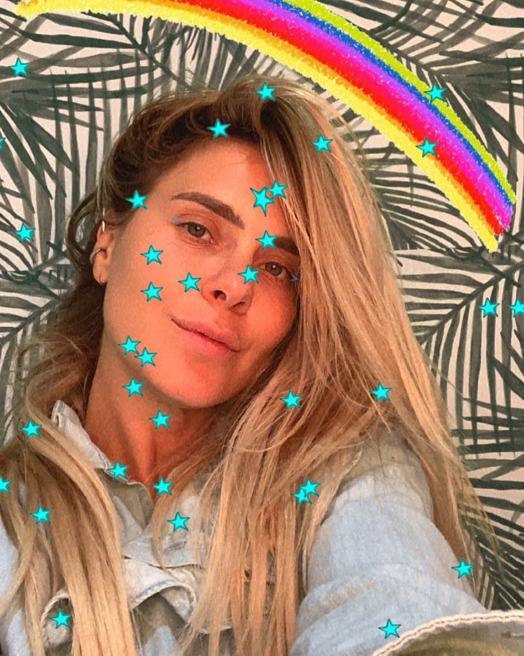 カロライナディークマンのインスタグラム：「boa noite com esse filtro q eu desenhei, e q o japinha -gênio-diagramou,  tudo feito com apreço e afeto, pra enfeitar nossos stories nesse mês das crianças... q essa chuva de estrelas vindas do arco-íris deixem seus perfis ainda mais coloridos... beijooo #rainbowstar 🌈🌟✨」