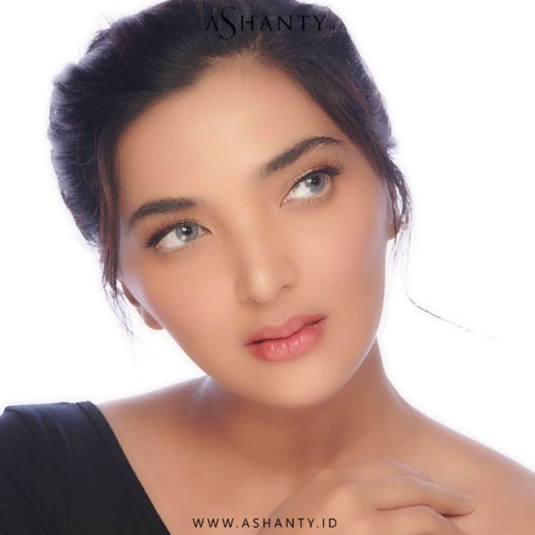 ASHANTY BEAUTY CREAM OFFICIALのインスタグラム：「Kulit wajah yang sehat, cerah, kencang dan kenyal diusia yang tidak lagi muda tentunya impian setiap wanita, sebelum terlambat mulailah merawat wajah dengan menggunakan cream perawatan wajah yang sudah mengandung anti aging. Banyak sekali faktor yang dapat mengakibatkan timbulnya tanda penuaan dini, cegah dari sekarang sebelum terlambat! Anti Aging Cream Series by Ashanty adalah pilihan yang tepat untuk merawat dan menutrisi kulit wajah 🌸✨  _____________________________ Informasi dan pemesanan  Ashanty Beauty Cream Chat Via WA : WA: 081287388885 WA: 085781140354 WA: 087778489900 WA: 081293823950 ⚡️ Fast Respons Click Link On Bio Instagram @ashantyid ❣️ ______________________________ #ashantybeautycream #creamashanty #skincareashanty #skincare #skincareartis #skincarelokal #creamwajah #creamperawatanwajah #obatjerawat #jerawat #kosmetik #krimwajah #creamwajah #whiteningcream #ashantyid #ashanty」